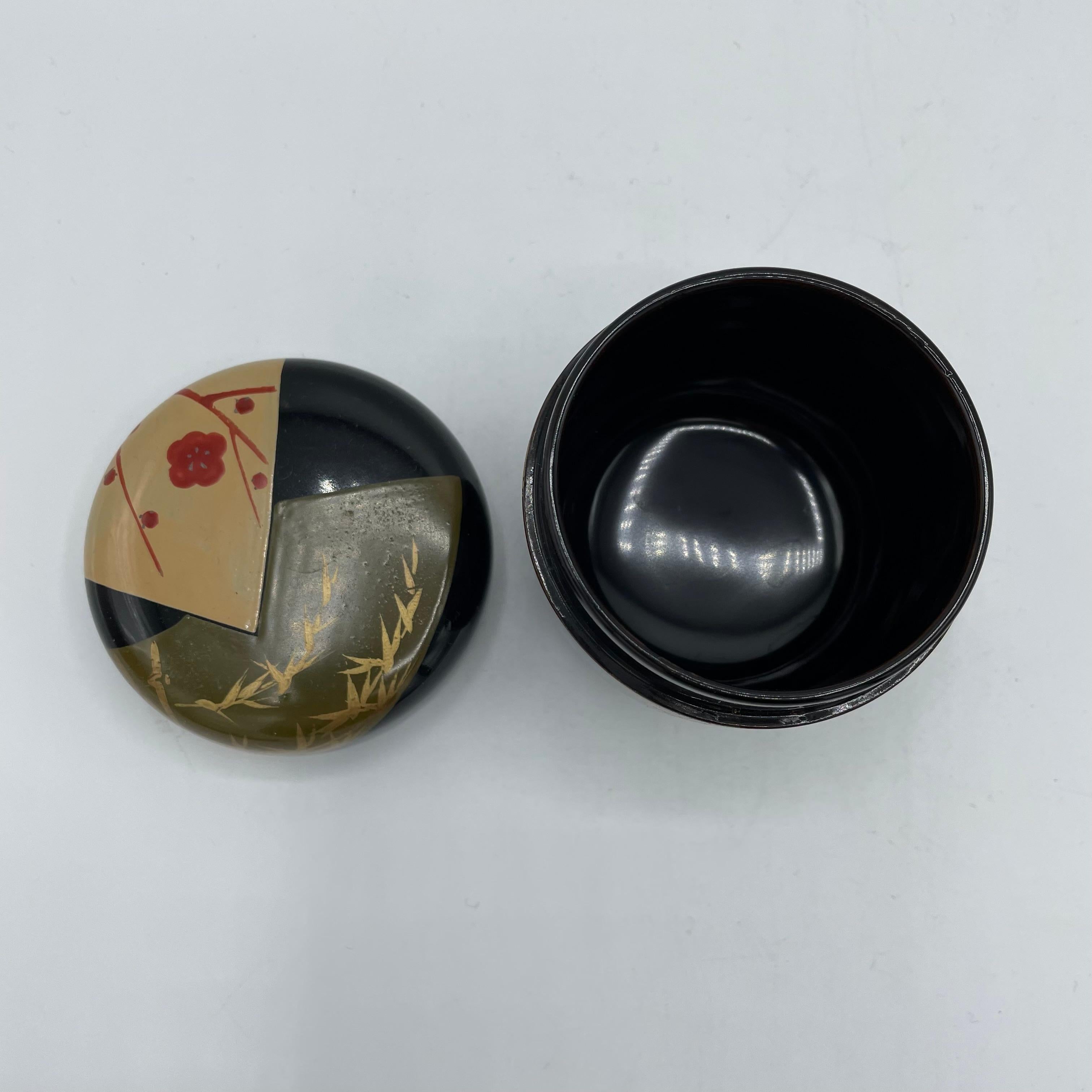 Natsume (caja para polvo de matcha) de laca antigua japonesa Ciruela 'UME' Años 80 Pintado a mano en venta