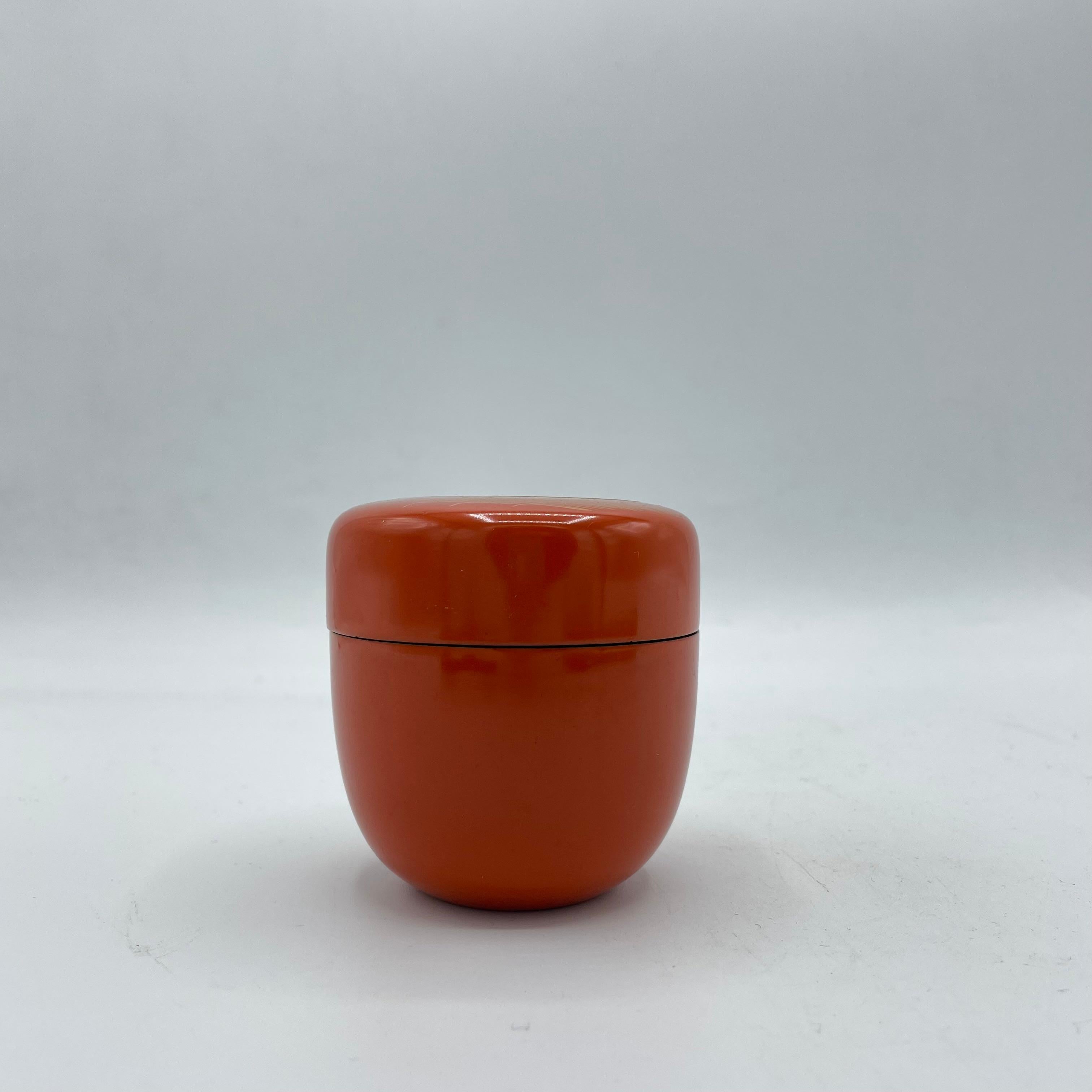 Se trata de una caja para el polvo de matcha que se utiliza durante la ceremonia del té en Japón.
Se llama 