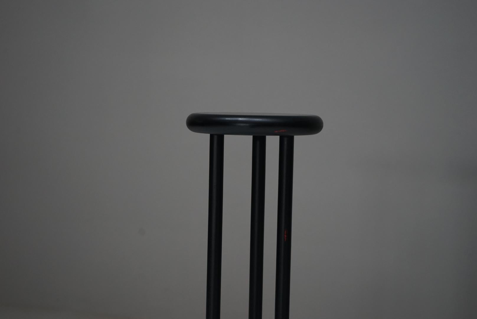 A Japanese antique lacquered display stand dating from the 1920s–1940s.
The surface is finished in deep black urushi lacquer, softly worn over time to reveal traces of the red underlayer beneath.
These naturally emerging layers create a quiet depth