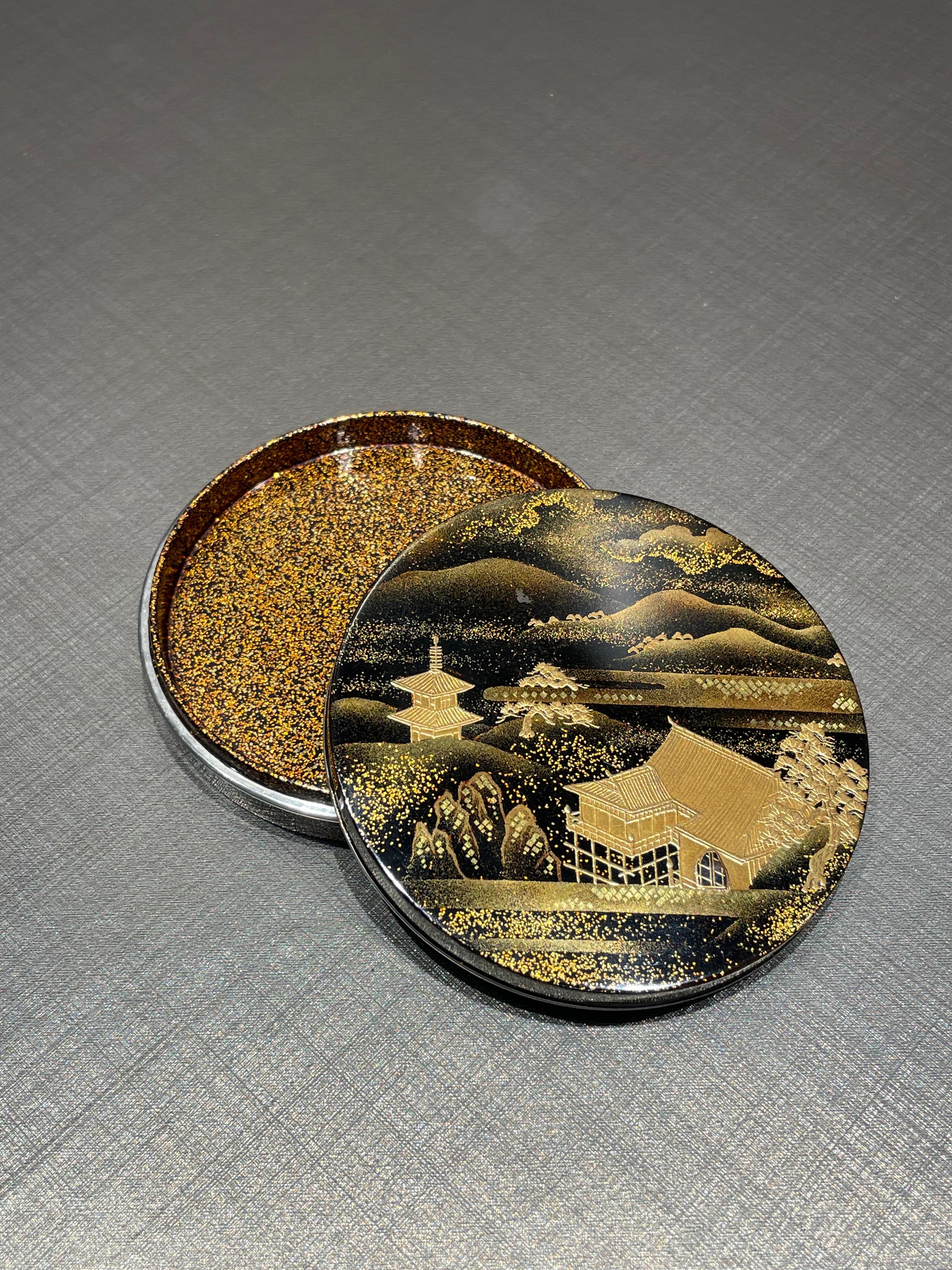 A work that shines with detailed expression typical of Japan.
The design expressed on the lid is the famous 