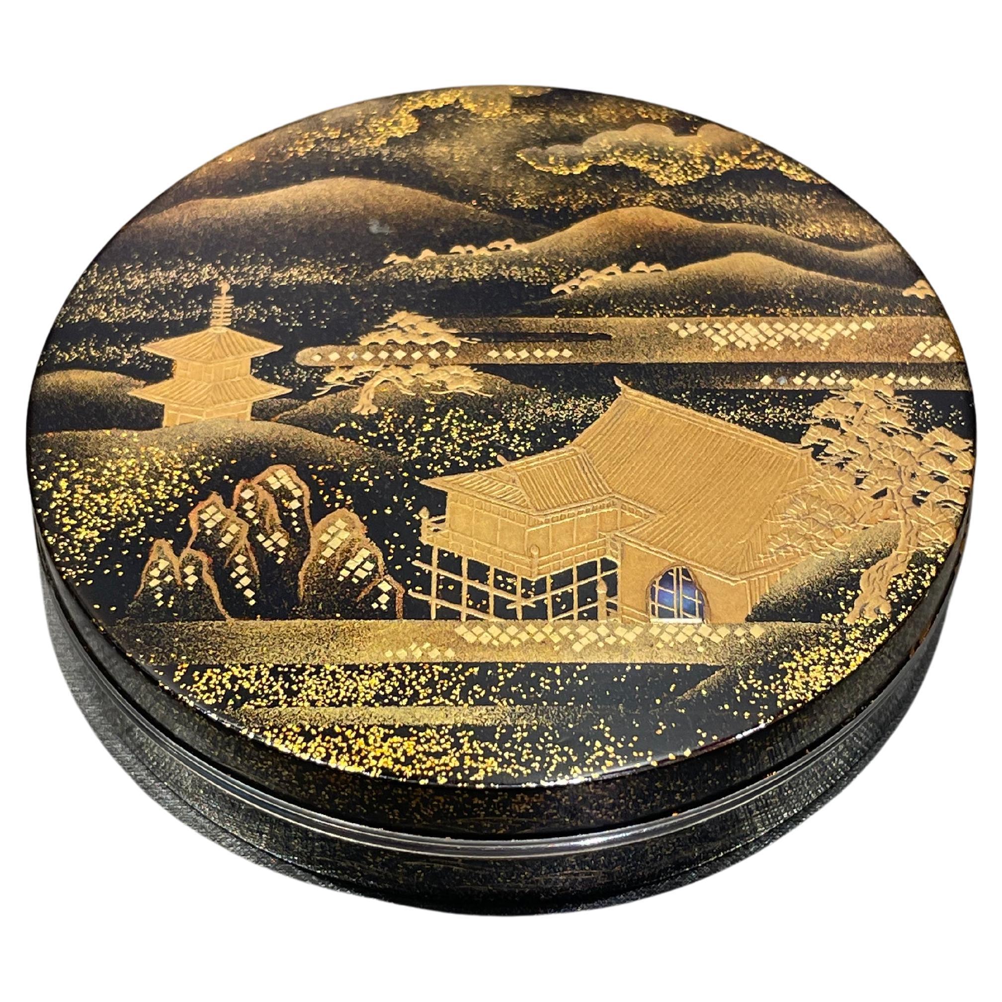 Japanese Antique Lacquered Maki-E Incense Case For Sale