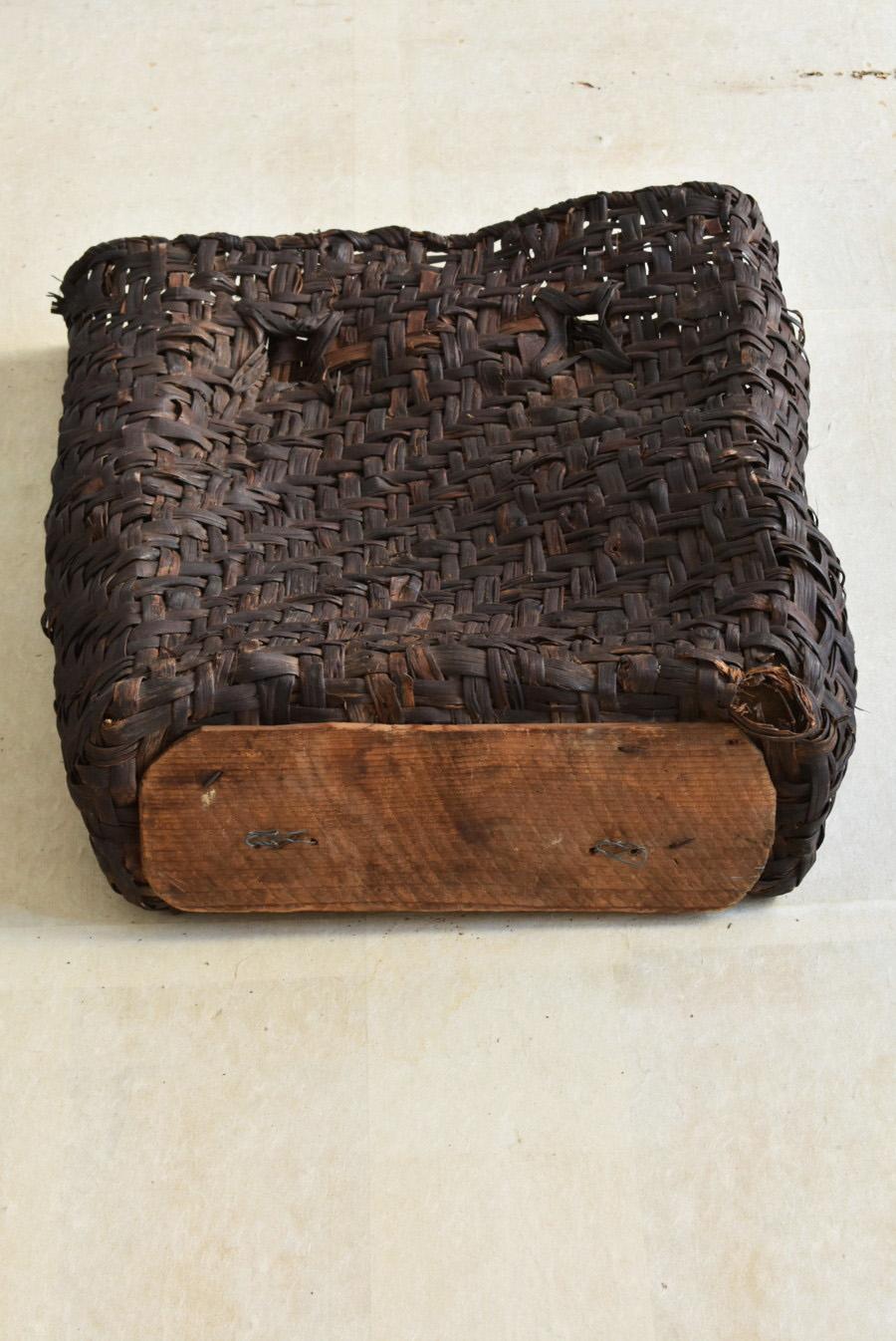 Japanese antique Large basket woven with grape vines/1868-1920/Vase on the wall For Sale 3