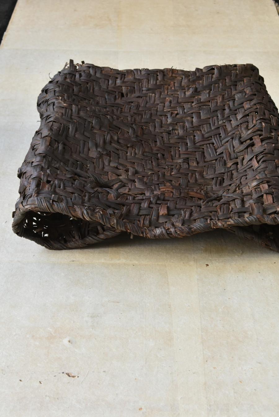 Japanese antique Large basket woven with grape vines/1868-1920/Vase on the wall For Sale 5