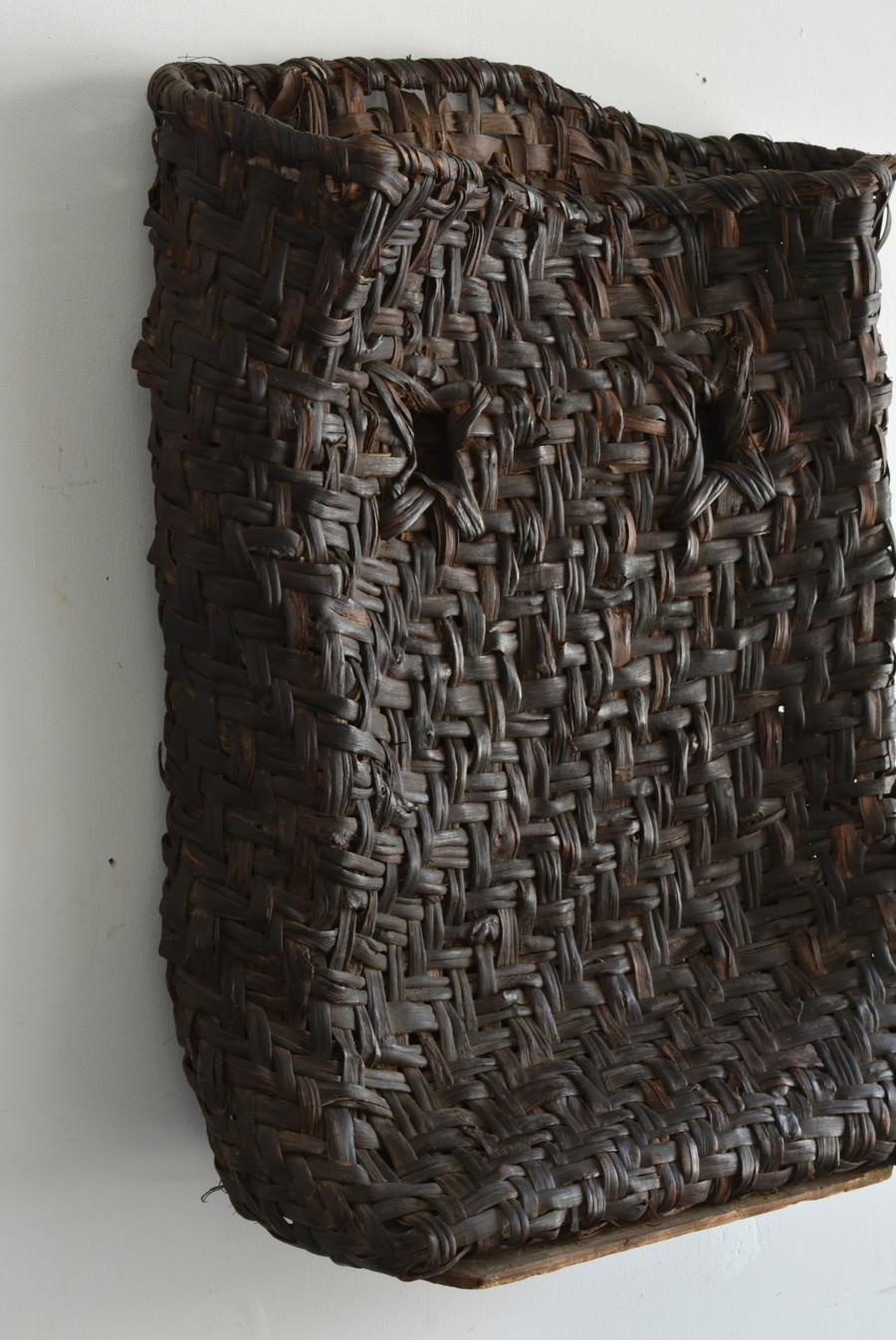 Japanese antique Large basket woven with grape vines/1868-1920/Vase on the wall For Sale 2