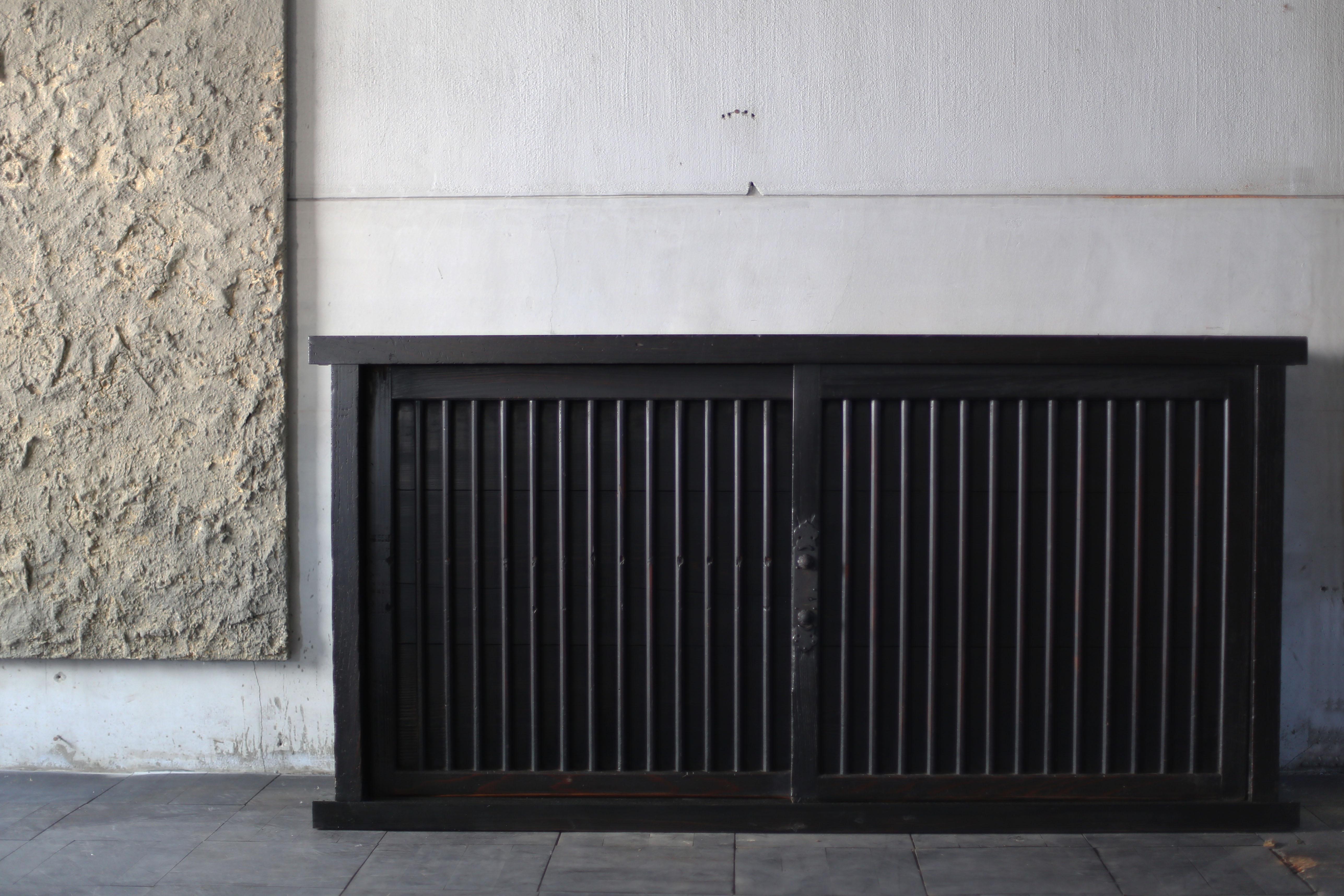 Esta cómoda es una pieza rara de buena construcción general, con decoraciones lineales en las puertas.
A juzgar por las piezas metálicas, parece bastante antiguo. Como la calidad original es alta, probablemente se utilizó en una casa