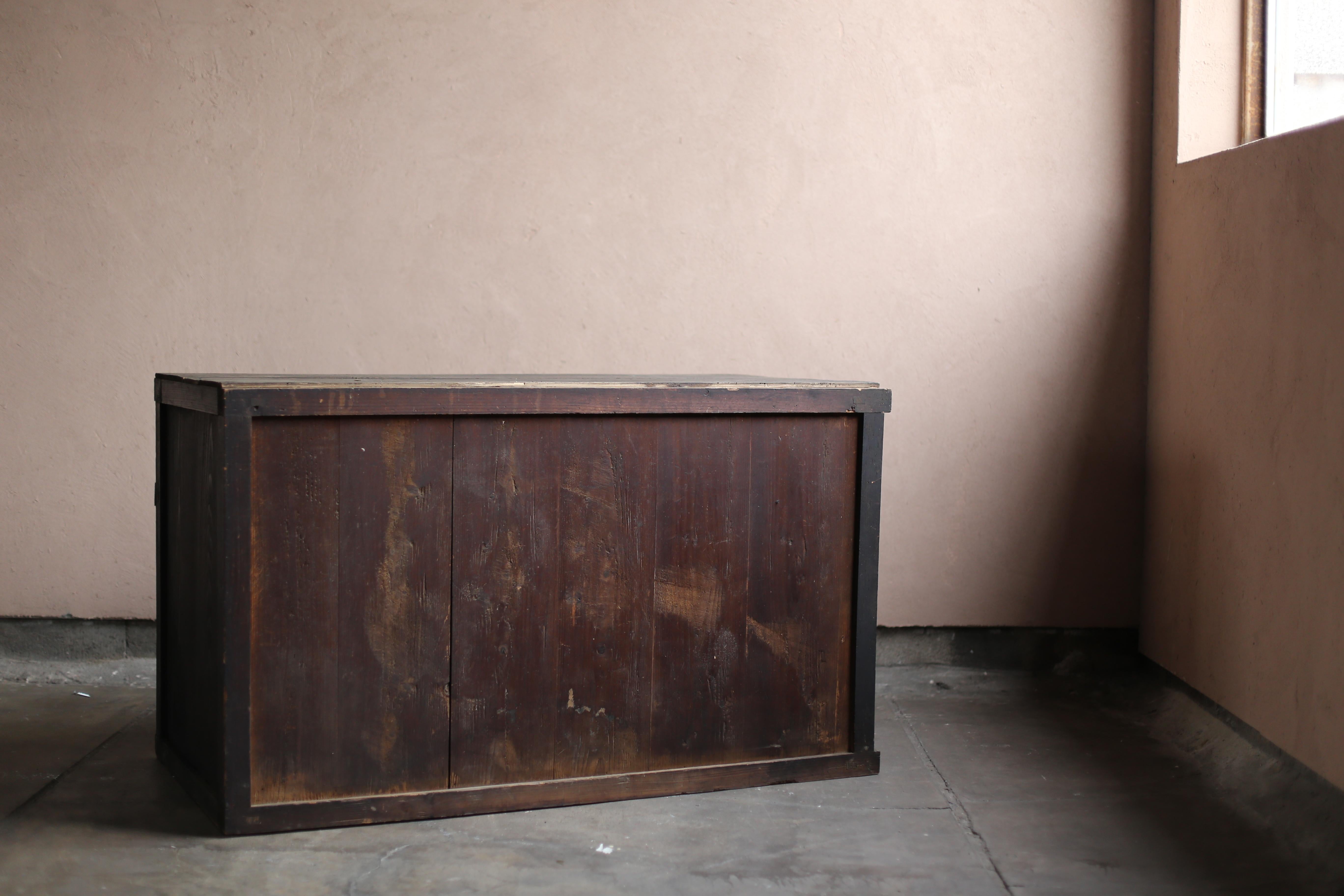 Giapponese BK Antiques giapponese di grandi dimensioni Tansu 1860-1900 / Cabinet Sideboard Wabi Sabi in vendita