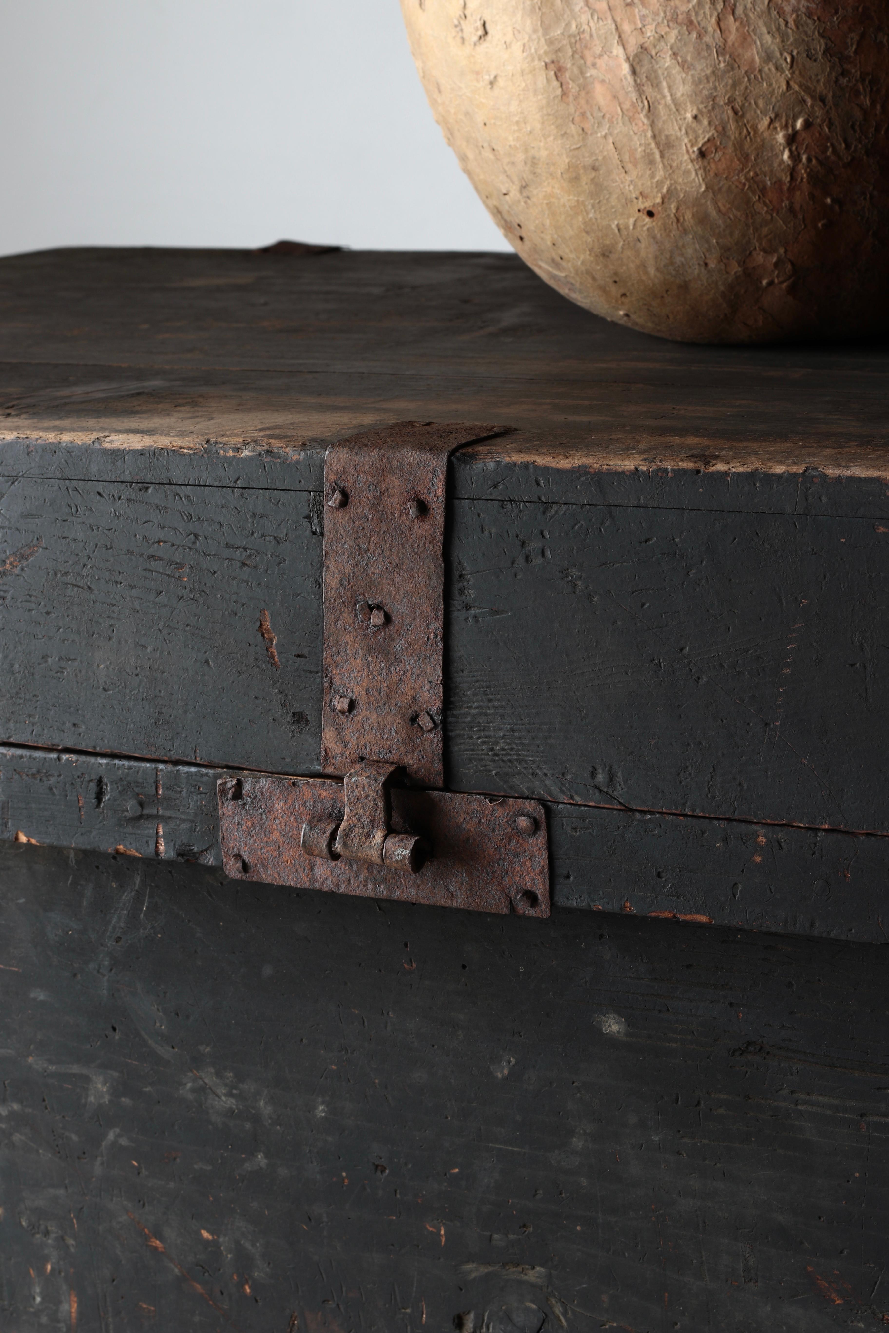 Japanese Antique Large Black Box / Sofa Table Side Table /1868-1912s / Wabi-sabi im Zustand „Gut“ im Angebot in Iwate-gun Shizukuishi-cho, Iwate Prefecture