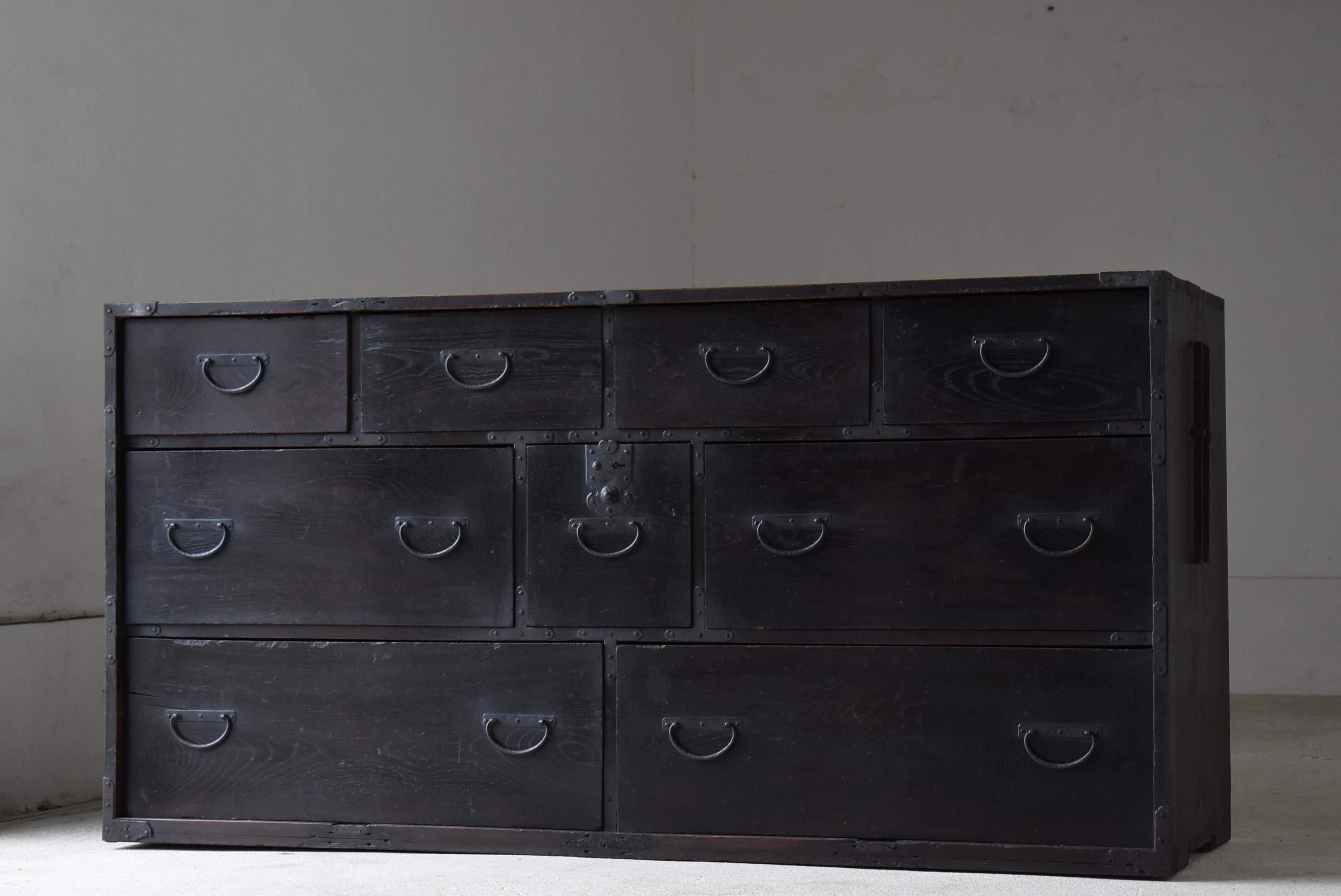 This is a very old Japanese large drawer.
Furniture from the Meiji period (1860s-1900s).
It is made of zelkova and cedar wood.
The handle is made of iron.

It is a very beautiful drawer.
The design is simple and lean.
It's the ultimate in