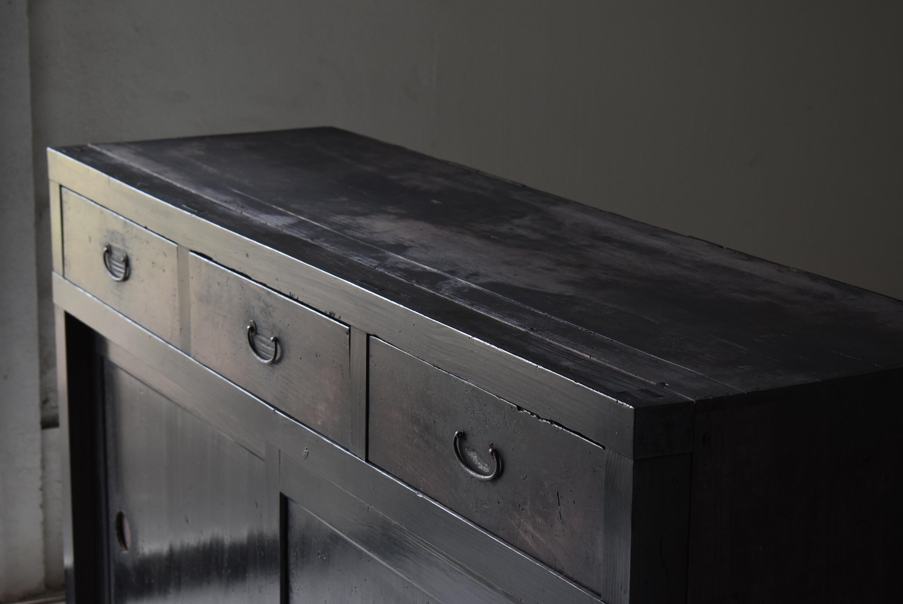 Japanisches antikes großes schwarzes Sideboard, 1860er-1900er Jahre / Tansu Wabisabi, Tansu Wabisabi (Meiji-Periode) im Angebot