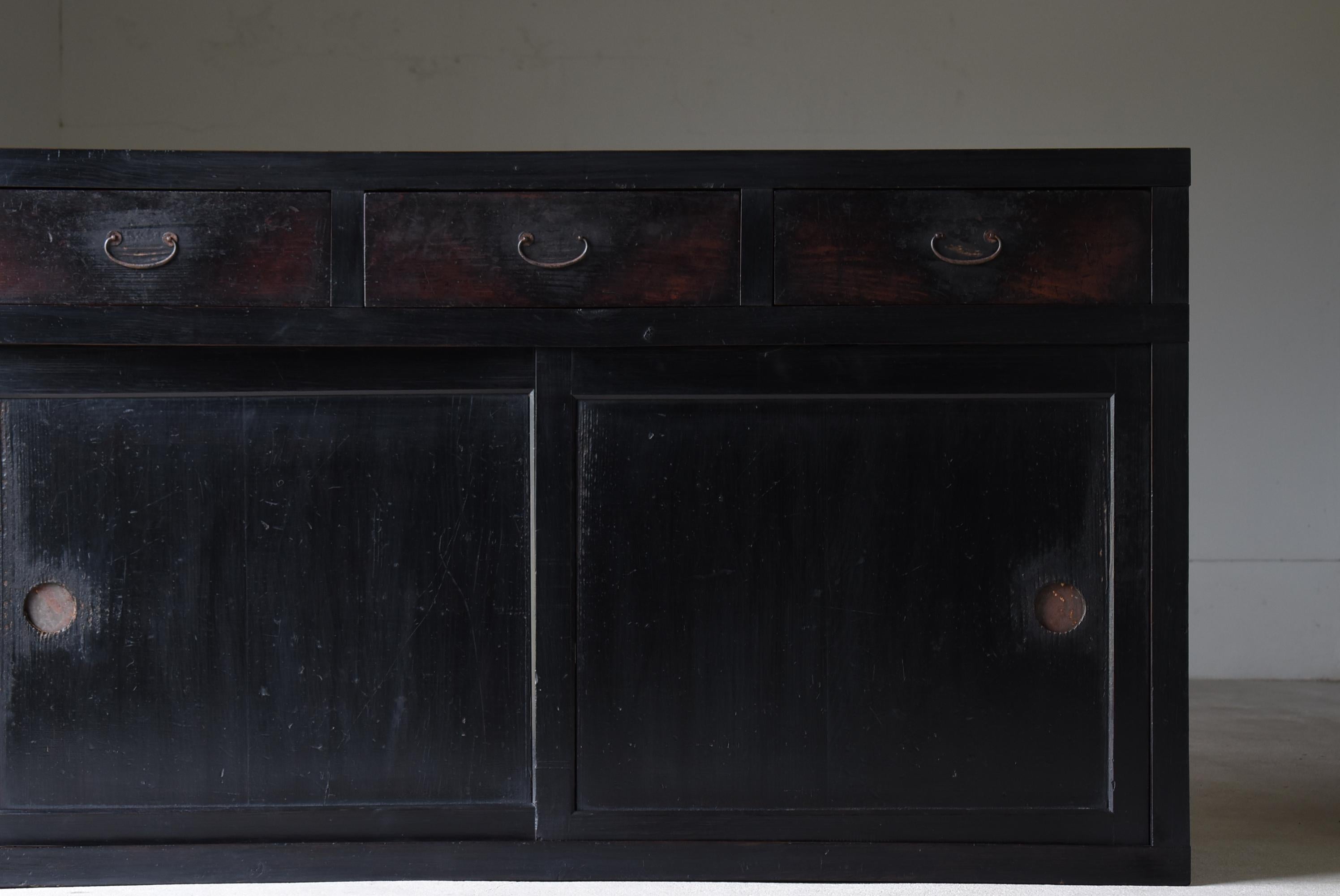 Japanisches antikes großes schwarzes Sideboard, 1860er-1900er Jahre / Tansu Wabisabi, Tansu Wabisabi im Zustand „Gut“ im Angebot in Chōsei District Nagara, JP