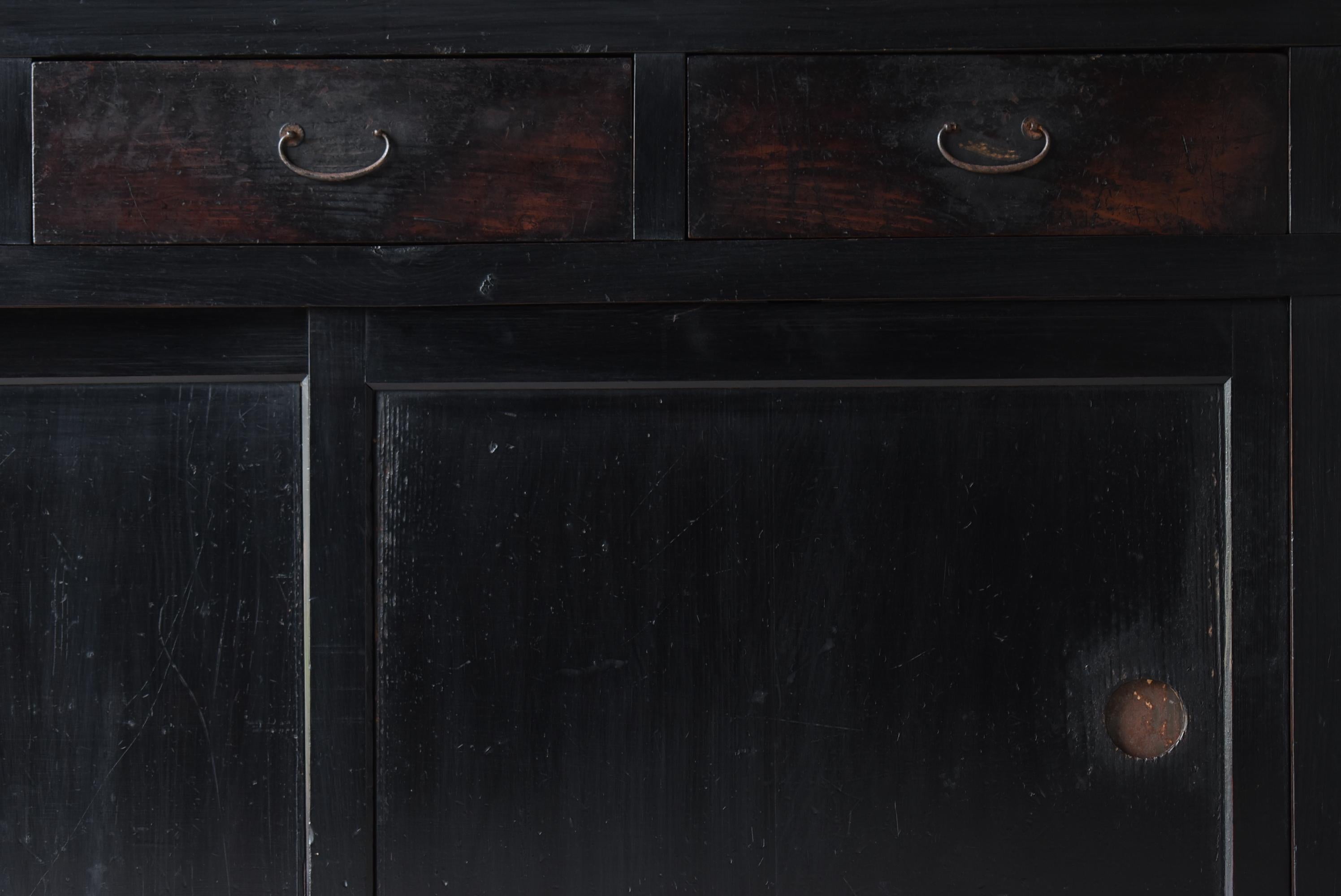 Japanisches antikes großes schwarzes Sideboard, 1860er-1900er Jahre / Tansu Wabisabi, Tansu Wabisabi (20. Jahrhundert) im Angebot