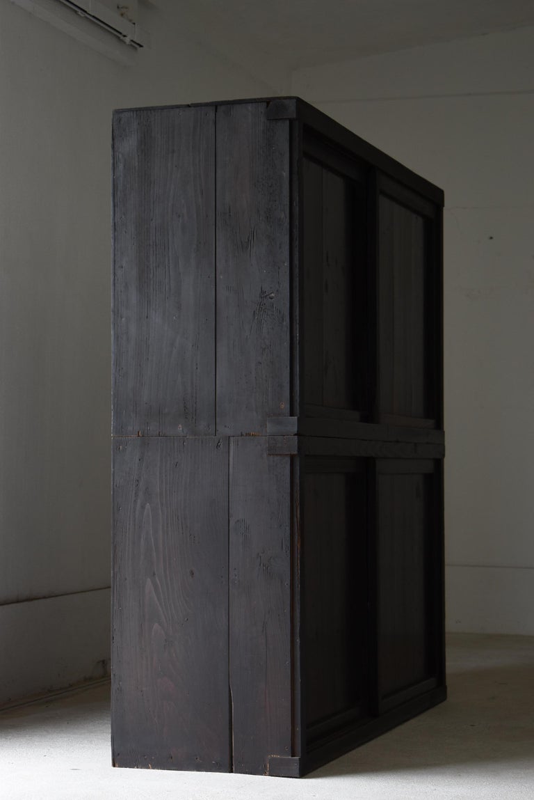 Grand meuble de rangement japonais ancien Tansu noir 1860s-1900s / Armoire  Wabi Sabi sur 1stDibs