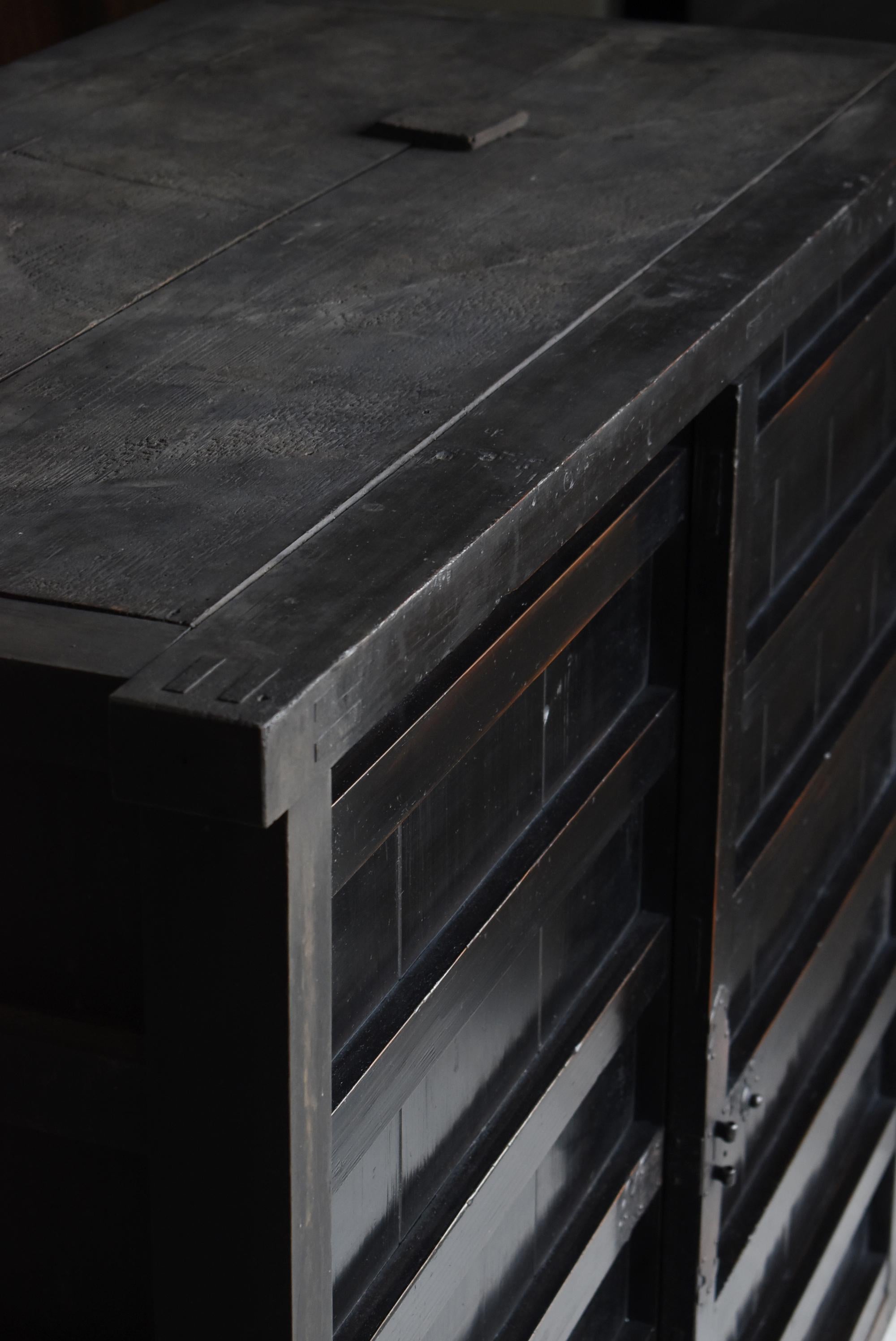 Grande armoire japonaise Tansu noire des années 1860-1900 / buffet Wabi Sabi en vente 9