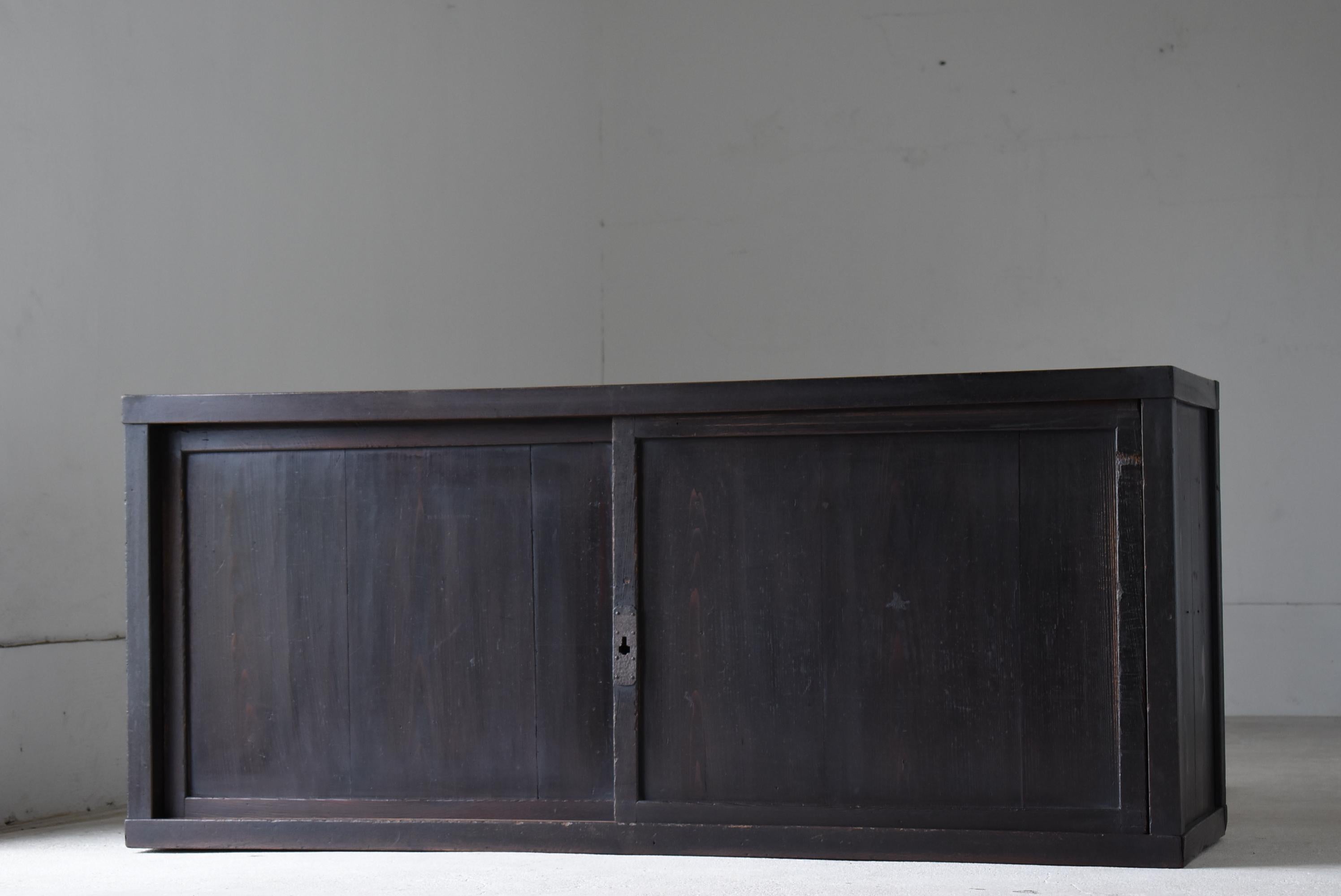 This is a very old large Japanese Black Tansu.
It is from the Meiji period (1860s-1900s).
It is made of cedar wood.

It has a simple and beautiful design with no unnecessary decoration.
It is the ultimate in simplicity.

The doors move