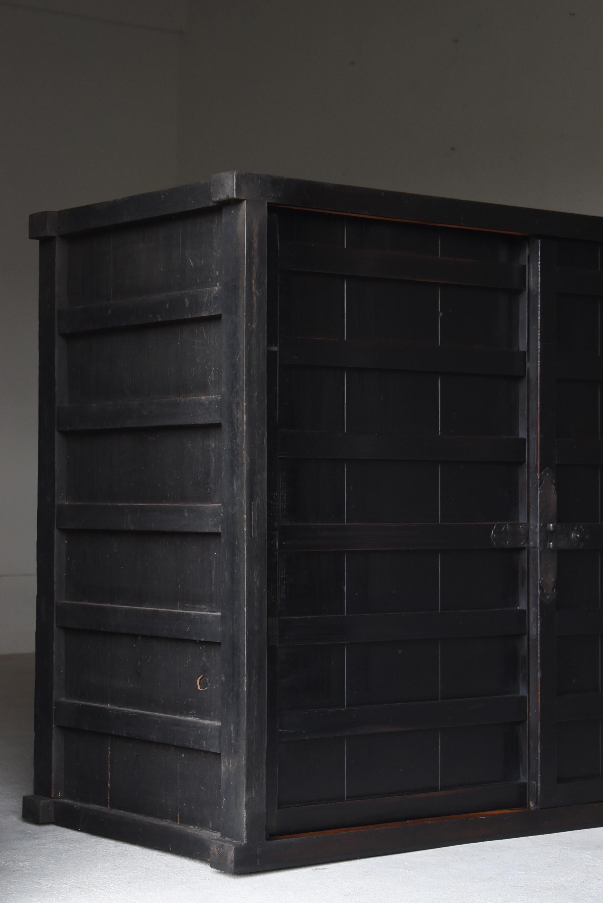 Meiji Grande armoire japonaise Tansu noire des années 1860-1900 / buffet Wabi Sabi en vente