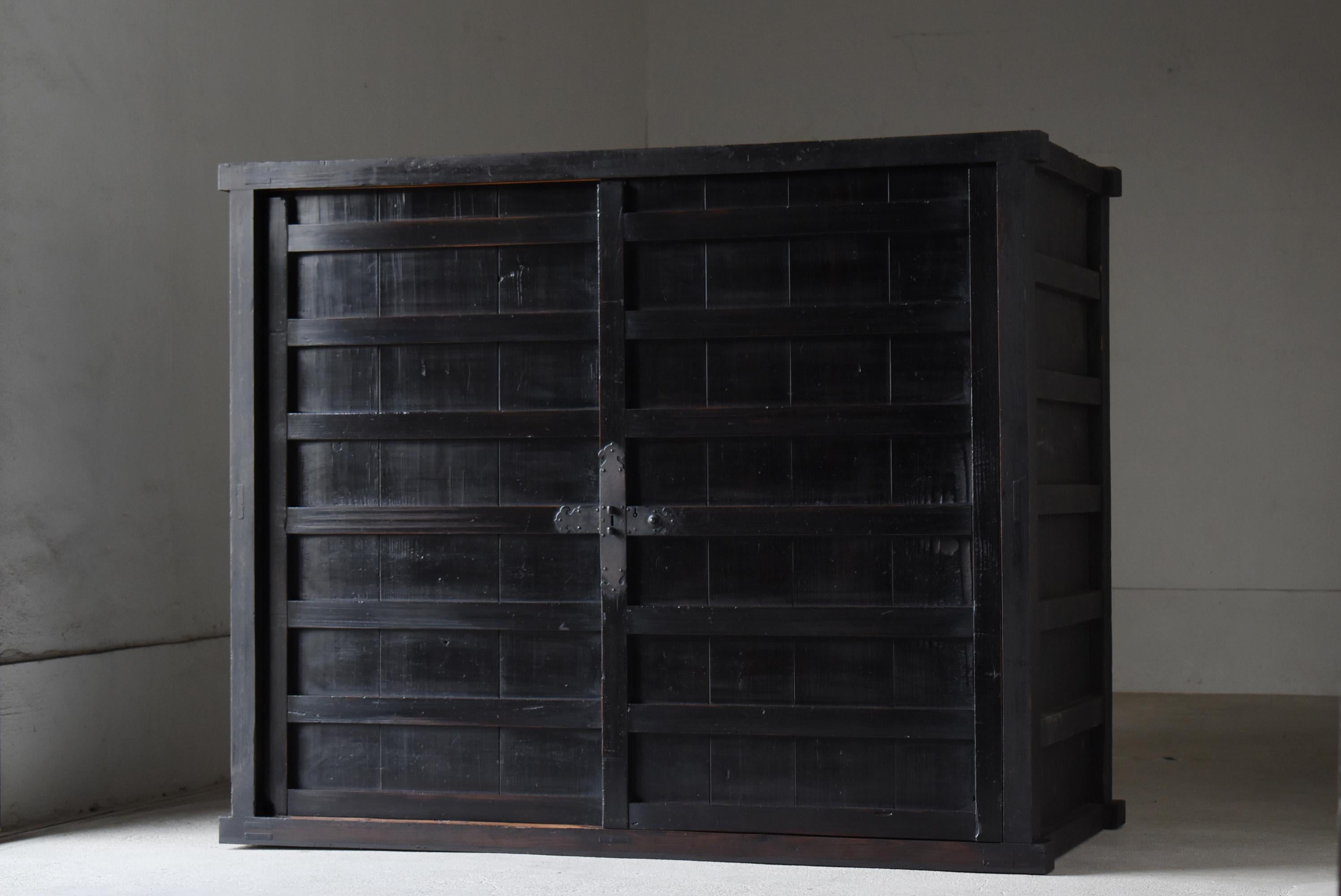 Japonais Grande armoire japonaise Tansu noire des années 1860-1900 / buffet Wabi Sabi en vente