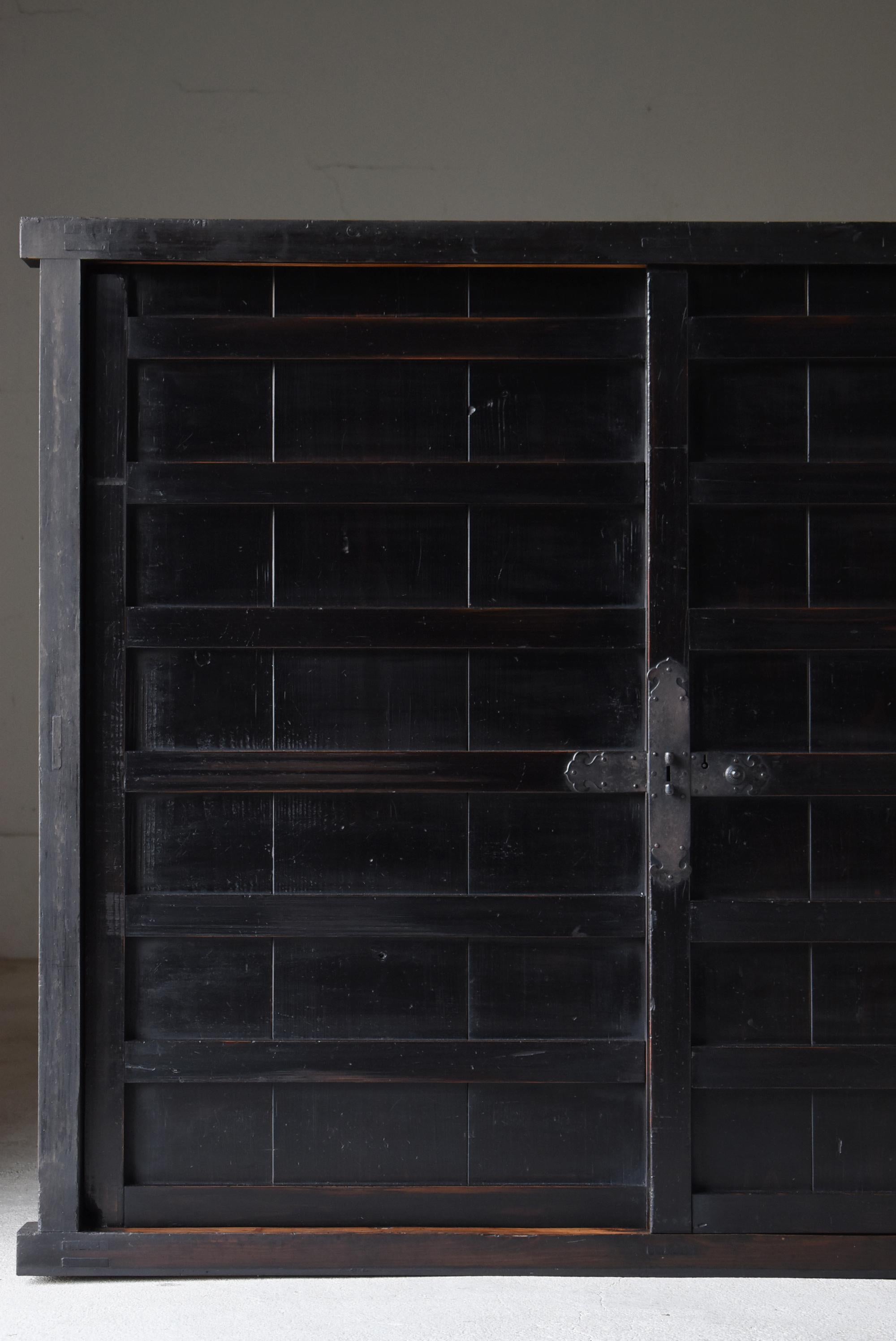 Travail du bois Grande armoire japonaise Tansu noire des années 1860-1900 / buffet Wabi Sabi en vente