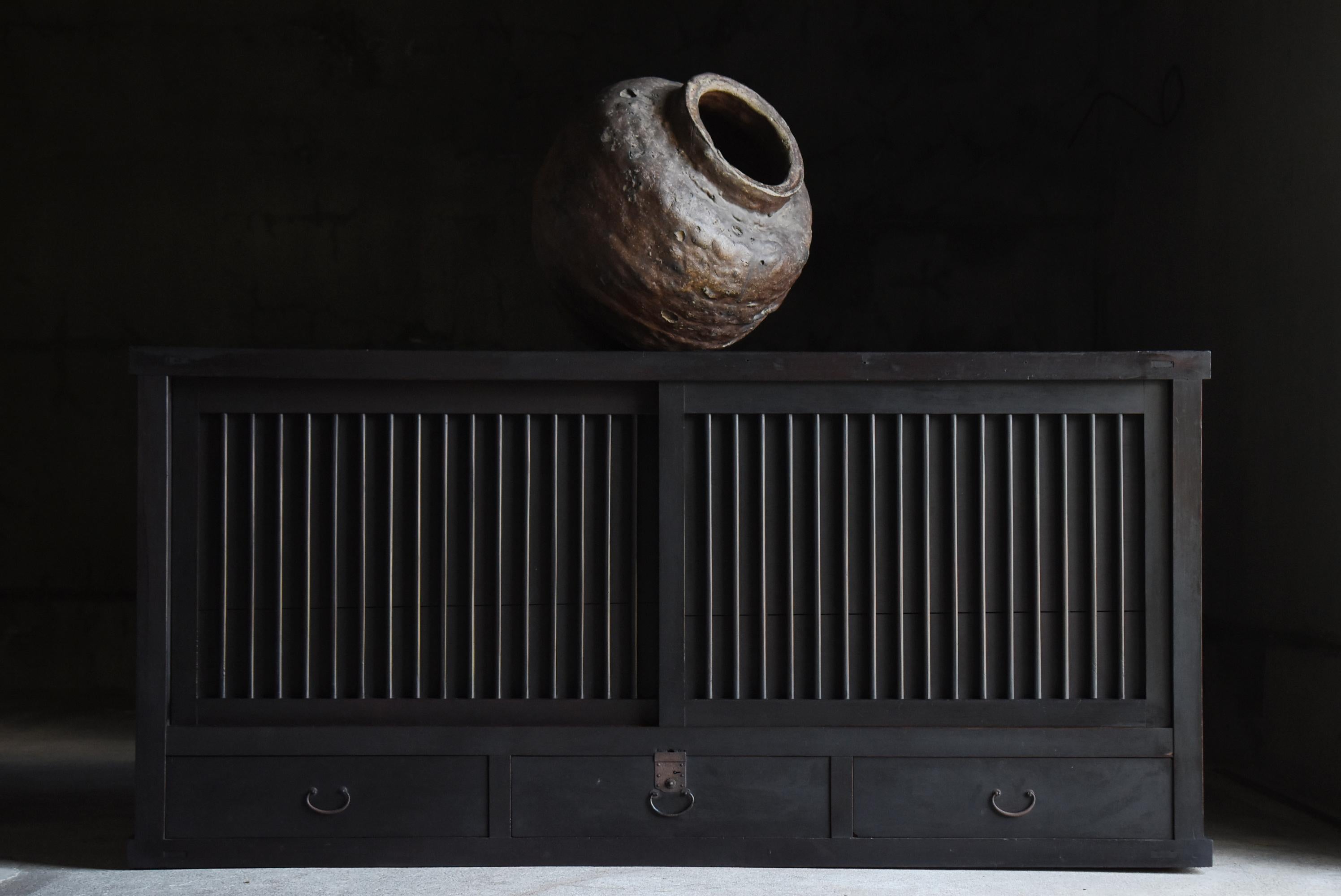 Il s'agit d'un grand coffre à tansu japonais ancien, fabriqué pendant la période Meiji (1860-1900).
Fabriquée en cèdre japonais traditionnel, cette pièce incarne la vie quotidienne et l'artisanat de l'époque. Les poignées de tiroir sont en fer,