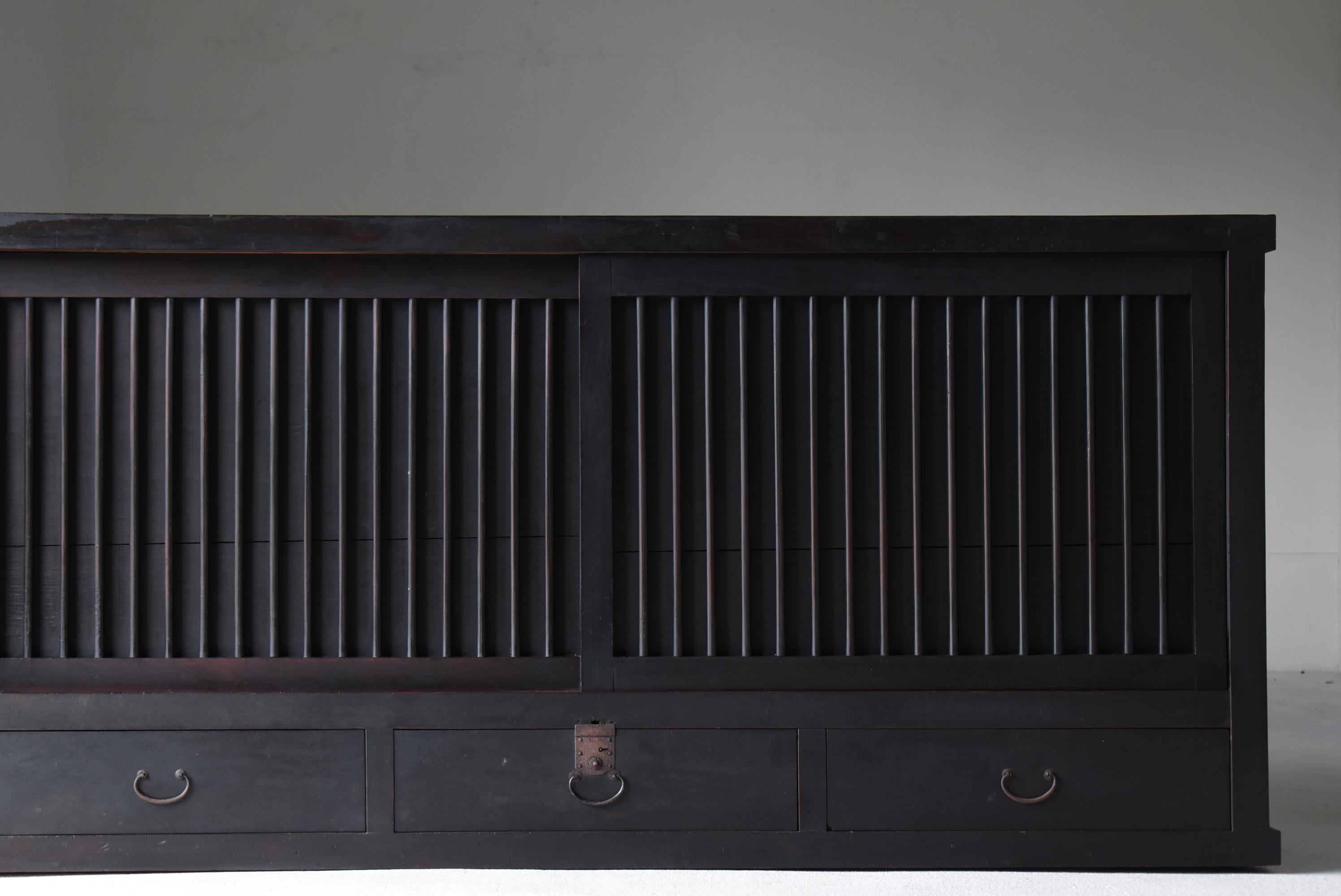 Travail du bois Grand Tansu noir ancien japonais 1860s-1900s / Cabinet Sideboard Wabisabi en vente