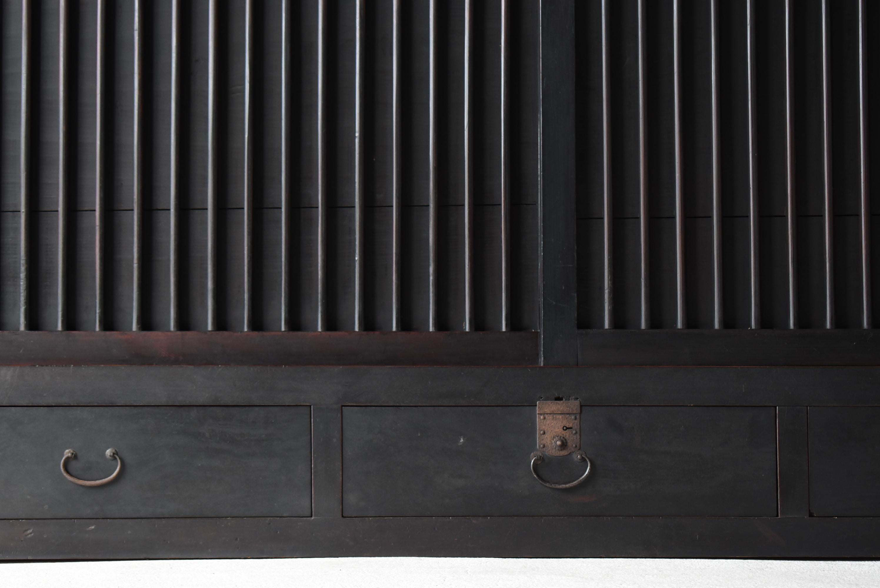20ième siècle Grand Tansu noir ancien japonais 1860s-1900s / Cabinet Sideboard Wabisabi en vente