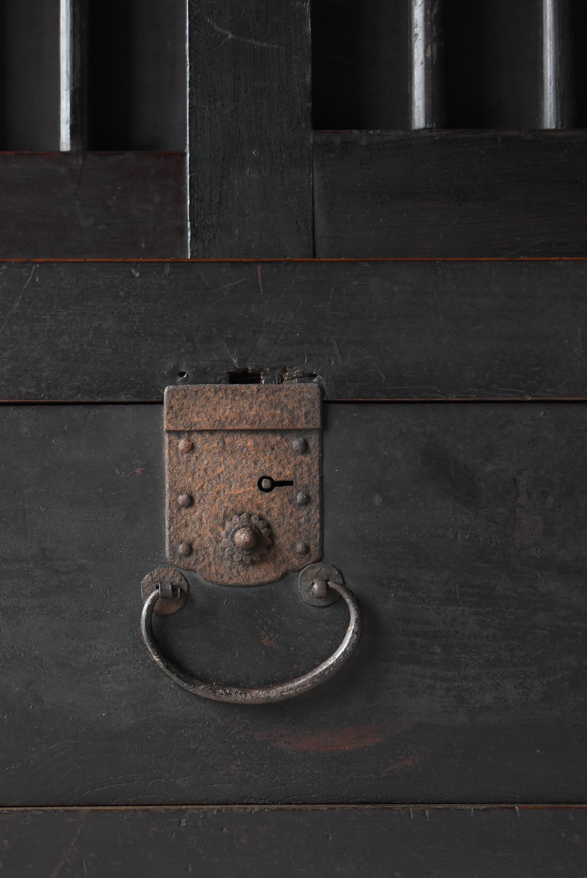 Fer Grand Tansu noir ancien japonais 1860s-1900s / Cabinet Sideboard Wabisabi en vente