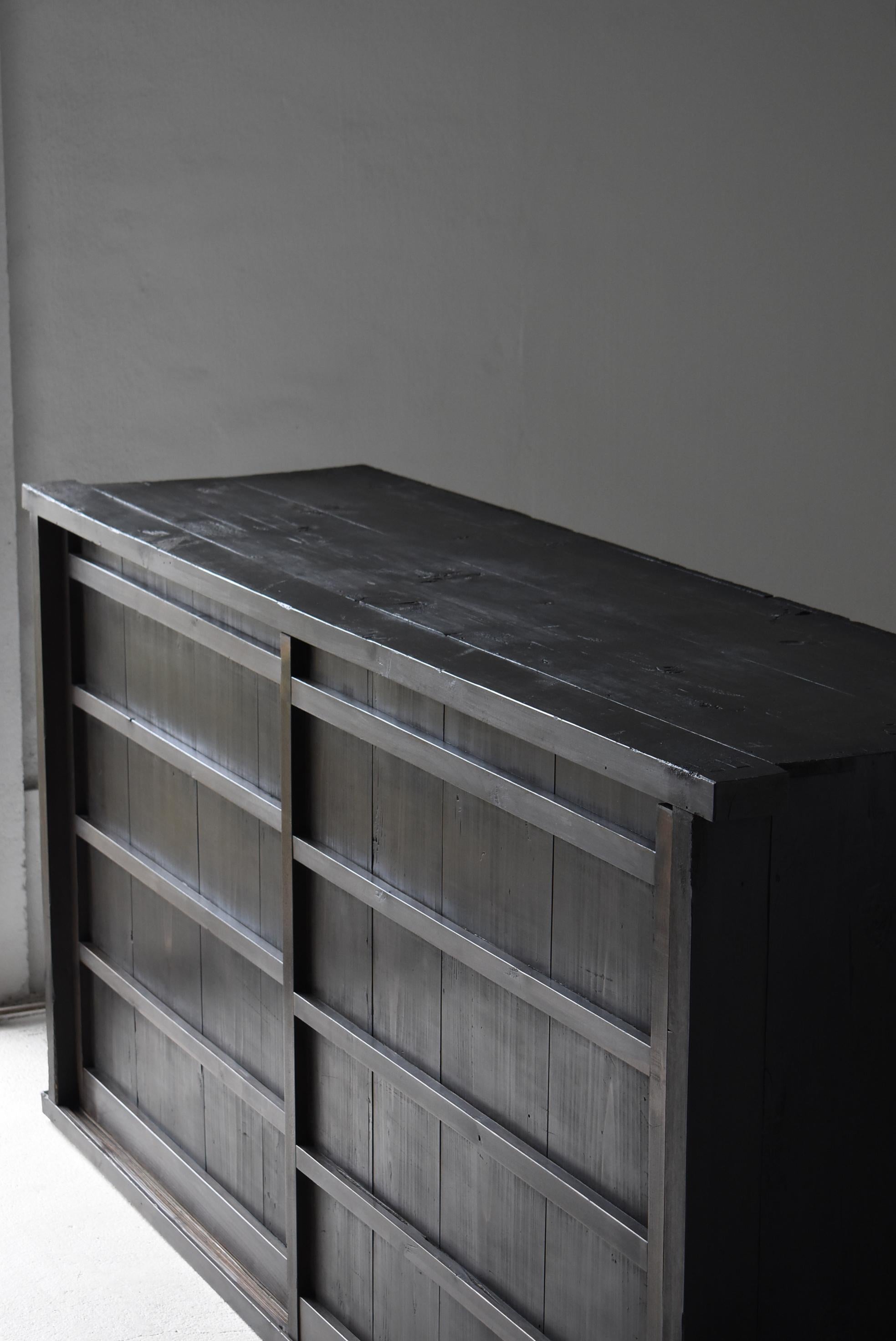 Meiji Antico giapponese Tansu nero di grandi dimensioni 1860-1900 / Credenza Cabinet Wabi Sabi in vendita