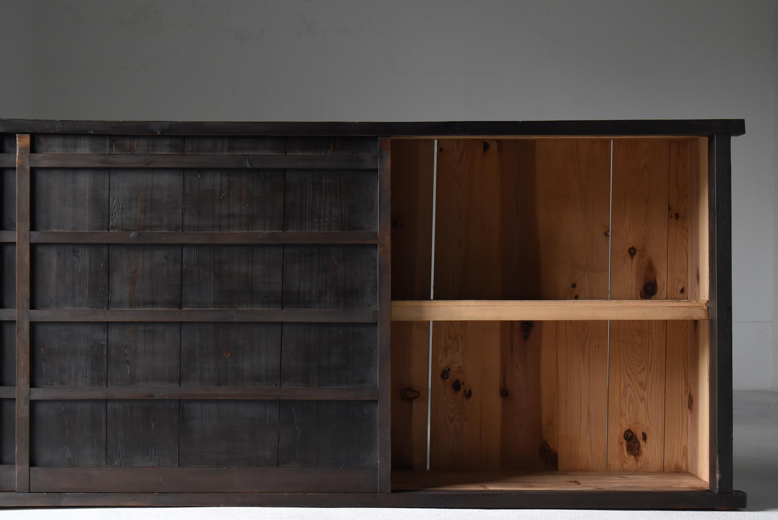 Antico giapponese Tansu nero di grandi dimensioni 1860-1900 / Credenza Cabinet Wabi Sabi In condizioni buone in vendita a Chōsei District Nagara, JP