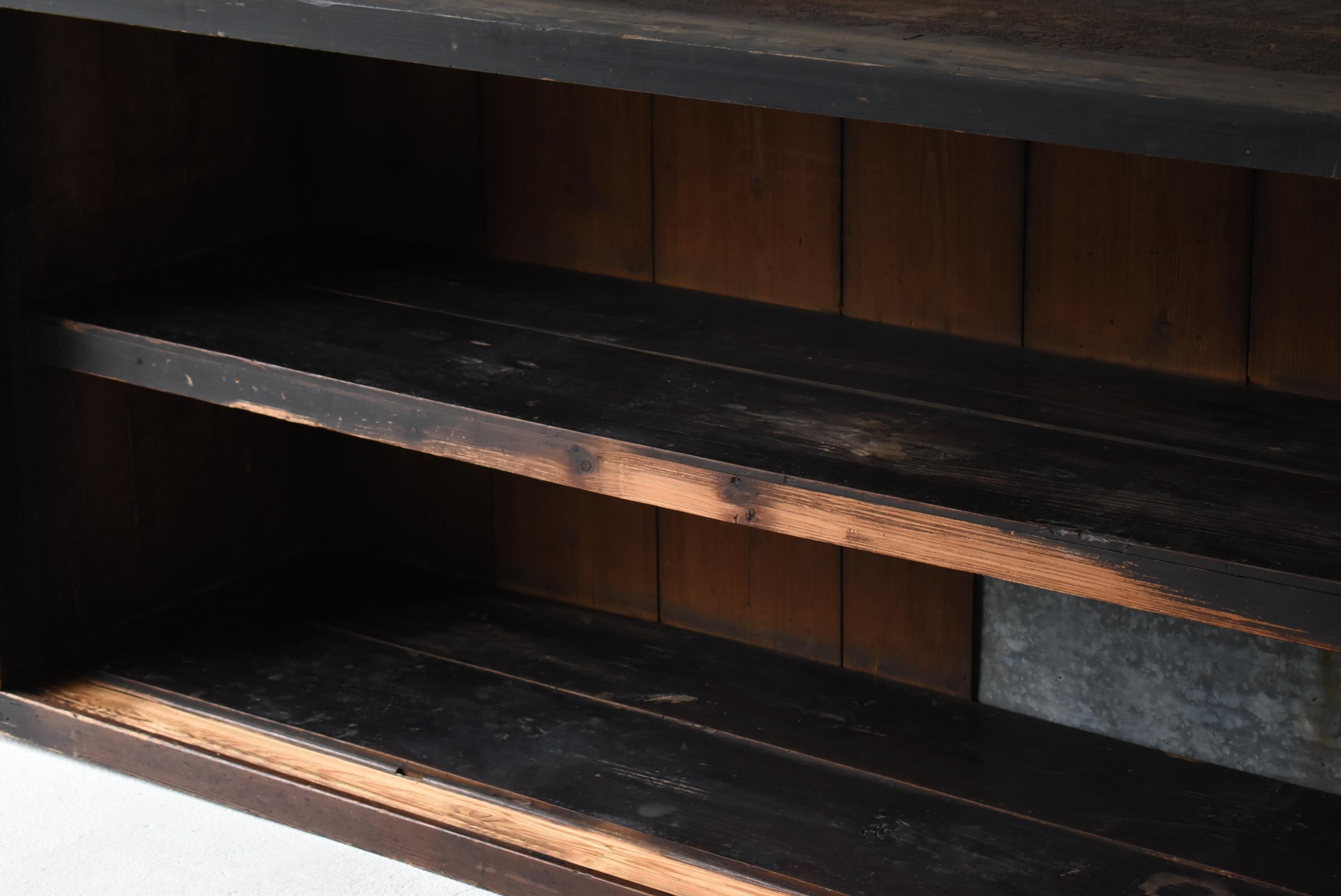 Japanischer antiker großer schwarzer Tansu 1860er-1900er Jahre / Sideboard-Schrank Wabisabi, Wabisabi im Angebot 3