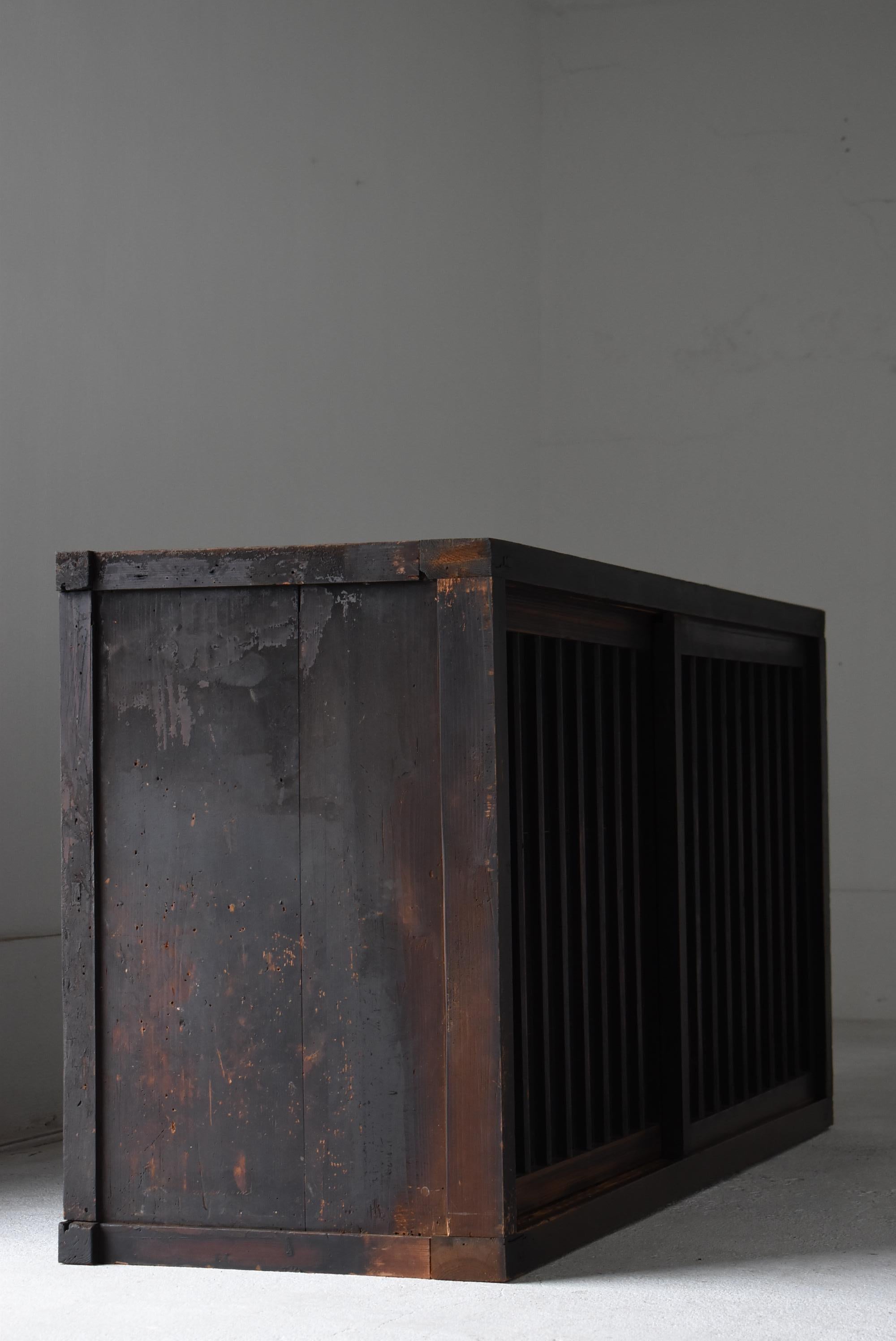 Japanischer antiker großer schwarzer Tansu 1860er-1900er Jahre / Sideboard-Schrank Wabisabi, Wabisabi im Angebot 5