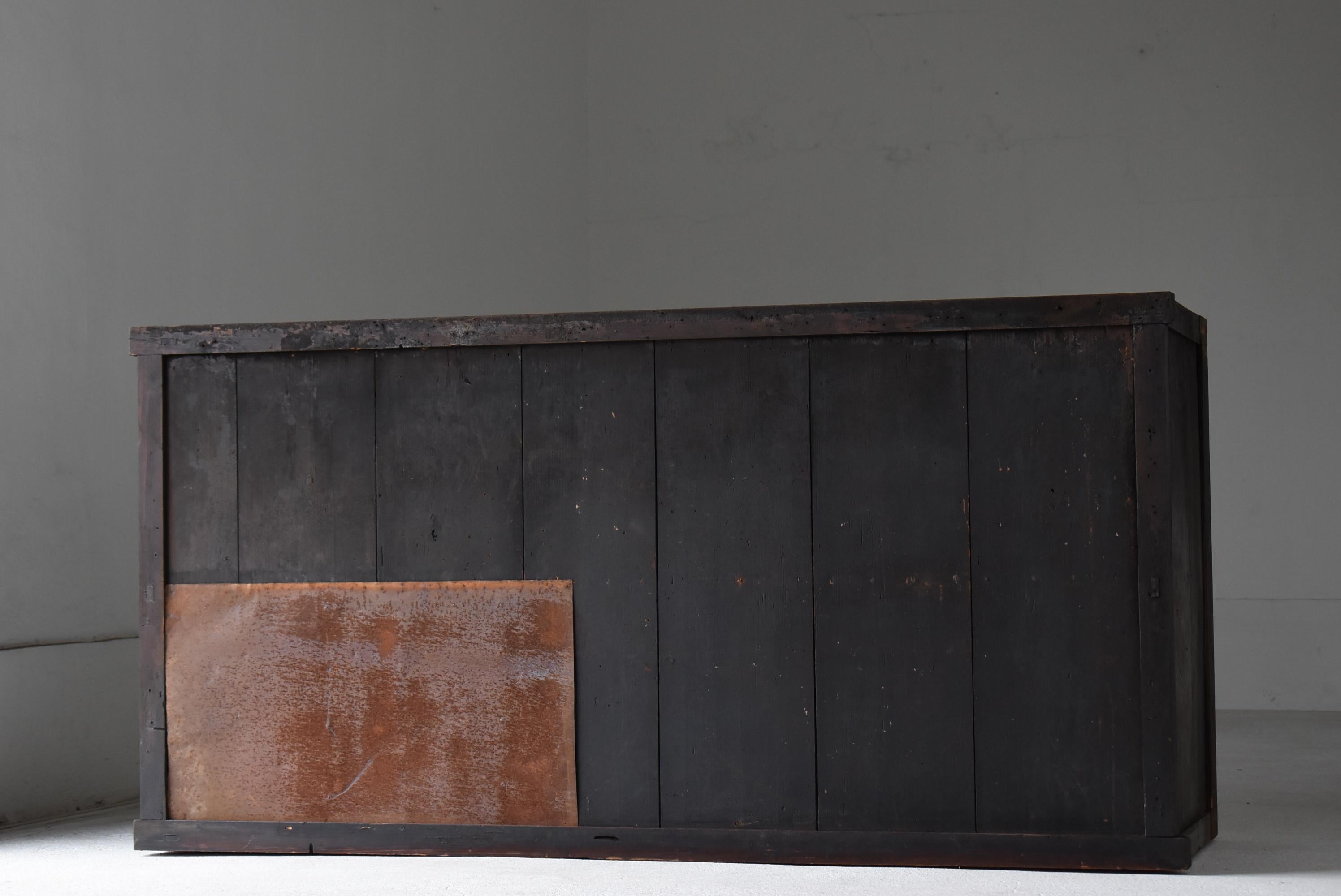 Japanischer antiker großer schwarzer Tansu 1860er-1900er Jahre / Sideboard-Schrank Wabisabi, Wabisabi im Angebot 6