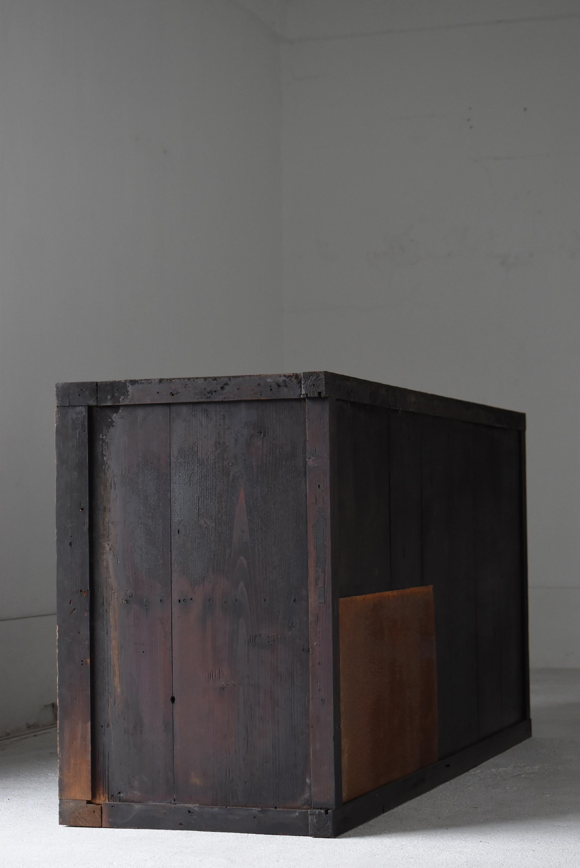Japanischer antiker großer schwarzer Tansu 1860er-1900er Jahre / Sideboard-Schrank Wabisabi, Wabisabi im Angebot 8