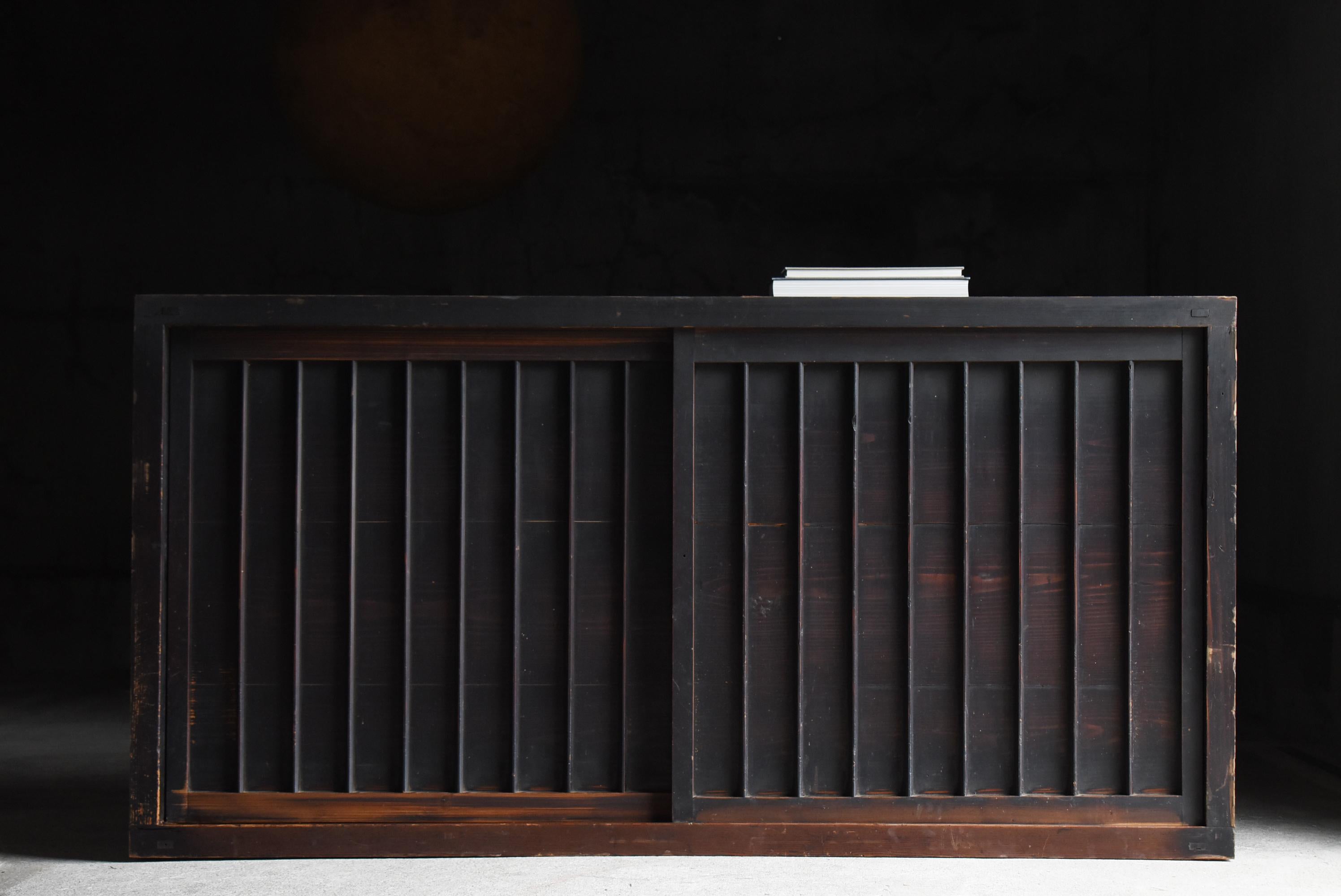 Japanischer antiker großer schwarzer Tansu 1860er-1900er Jahre / Sideboard-Schrank Wabisabi, Wabisabi im Angebot 11