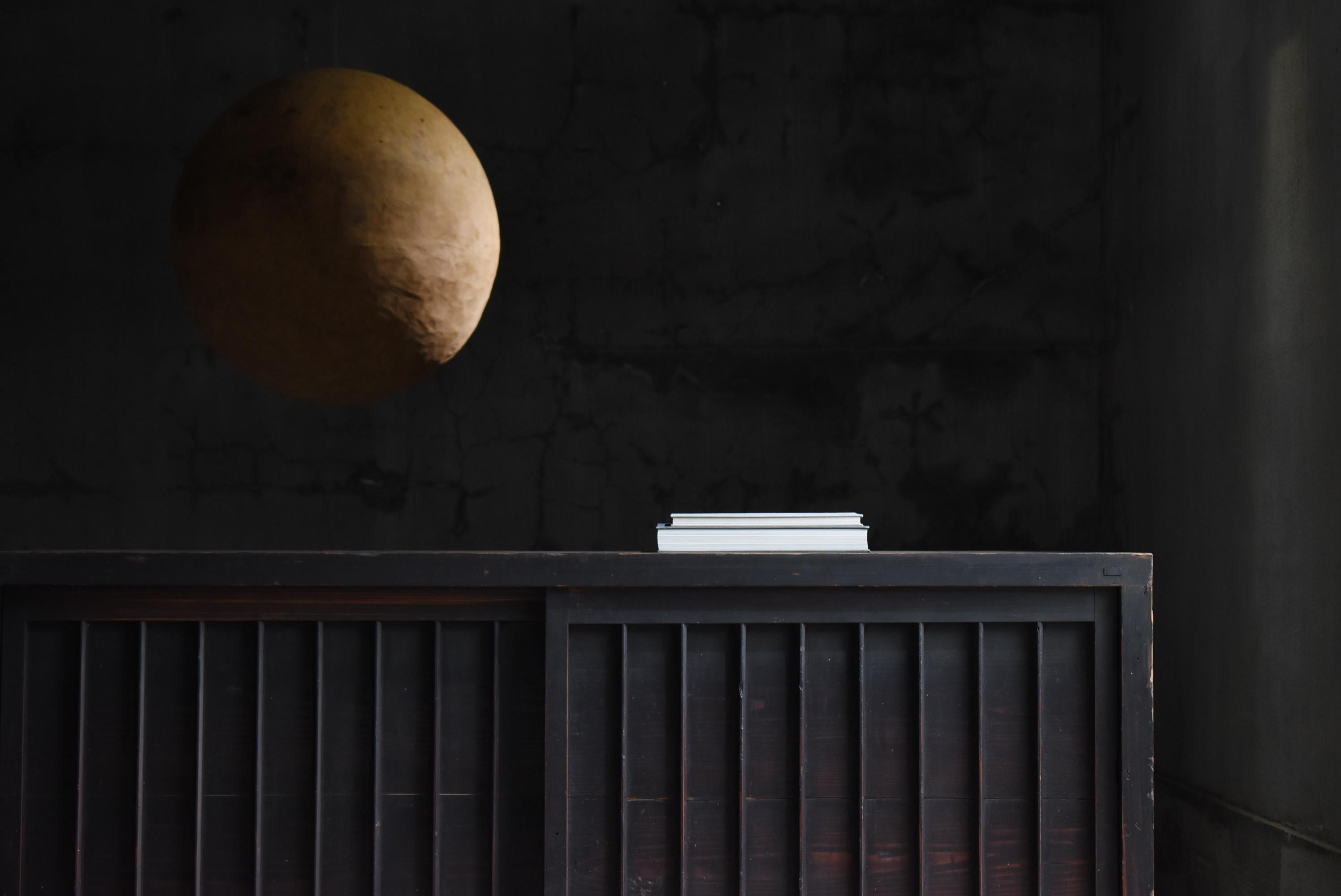 Japanischer antiker großer schwarzer Tansu 1860er-1900er Jahre / Sideboard-Schrank Wabisabi, Wabisabi (Meiji-Periode) im Angebot