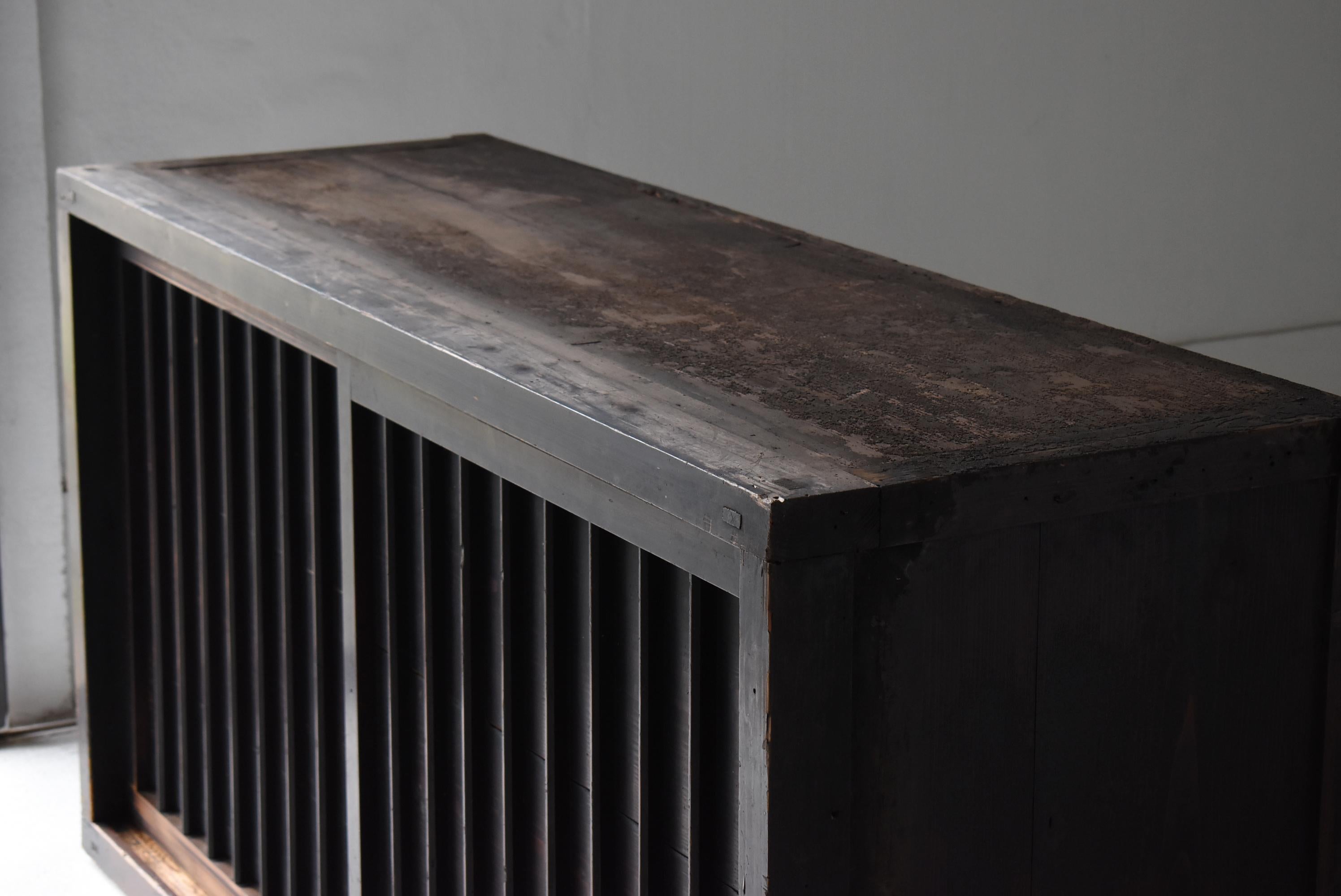 Japanischer antiker großer schwarzer Tansu 1860er-1900er Jahre / Sideboard-Schrank Wabisabi, Wabisabi (Holzarbeit) im Angebot