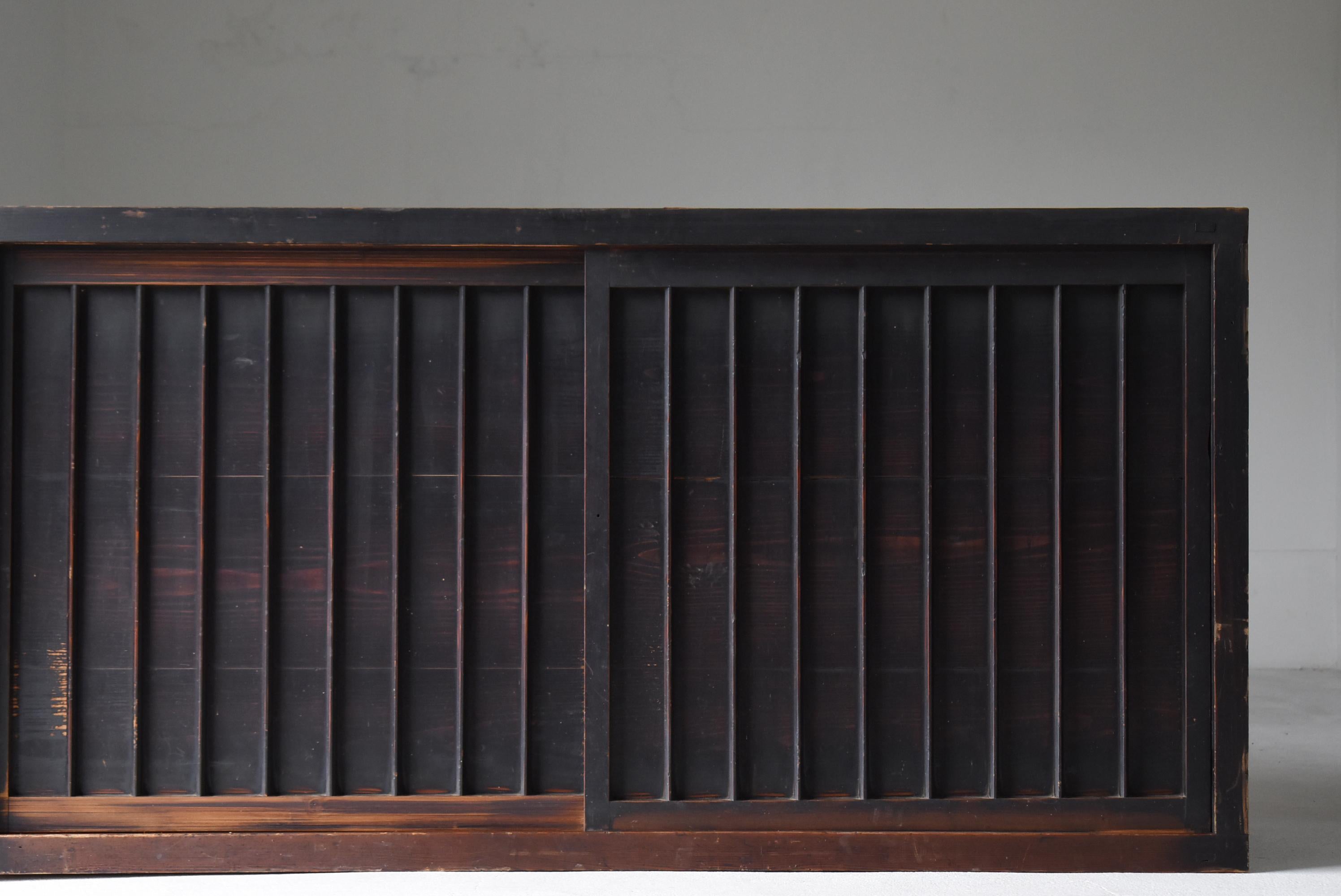 Japanischer antiker großer schwarzer Tansu 1860er-1900er Jahre / Sideboard-Schrank Wabisabi, Wabisabi im Zustand „Gut“ im Angebot in Chōsei District Nagara, JP