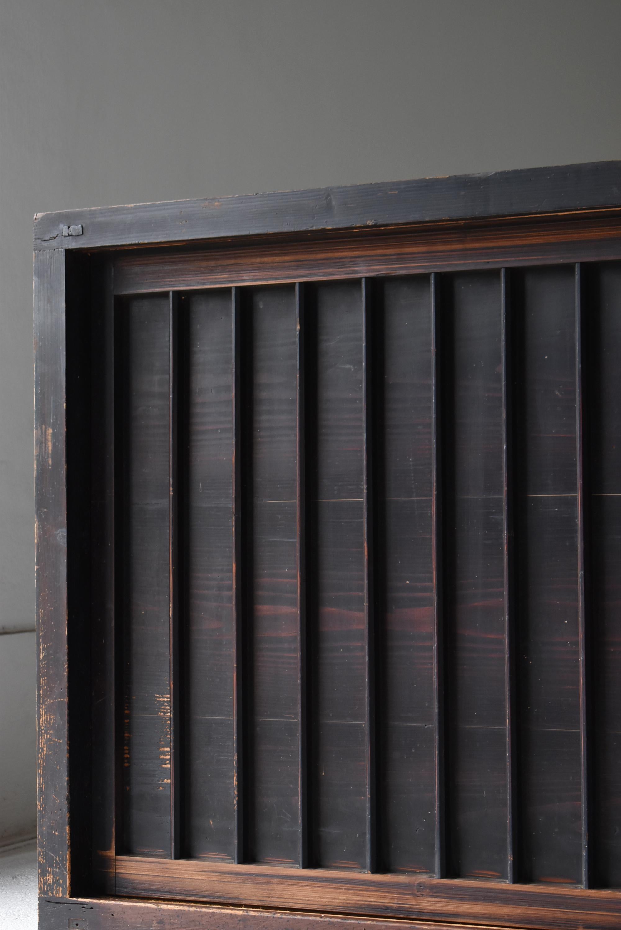 Japanischer antiker großer schwarzer Tansu 1860er-1900er Jahre / Sideboard-Schrank Wabisabi, Wabisabi (20. Jahrhundert) im Angebot