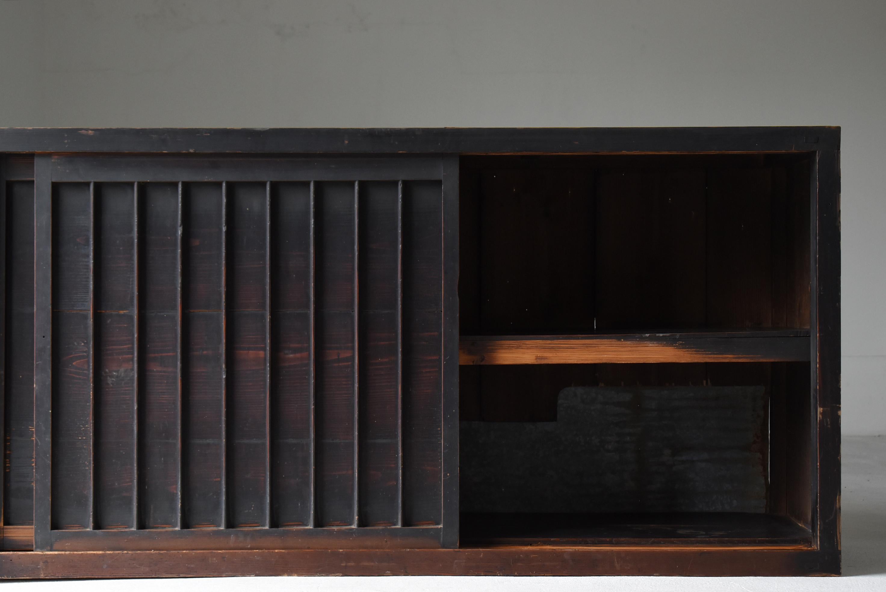 Japanischer antiker großer schwarzer Tansu 1860er-1900er Jahre / Sideboard-Schrank Wabisabi, Wabisabi (Zedernholz) im Angebot