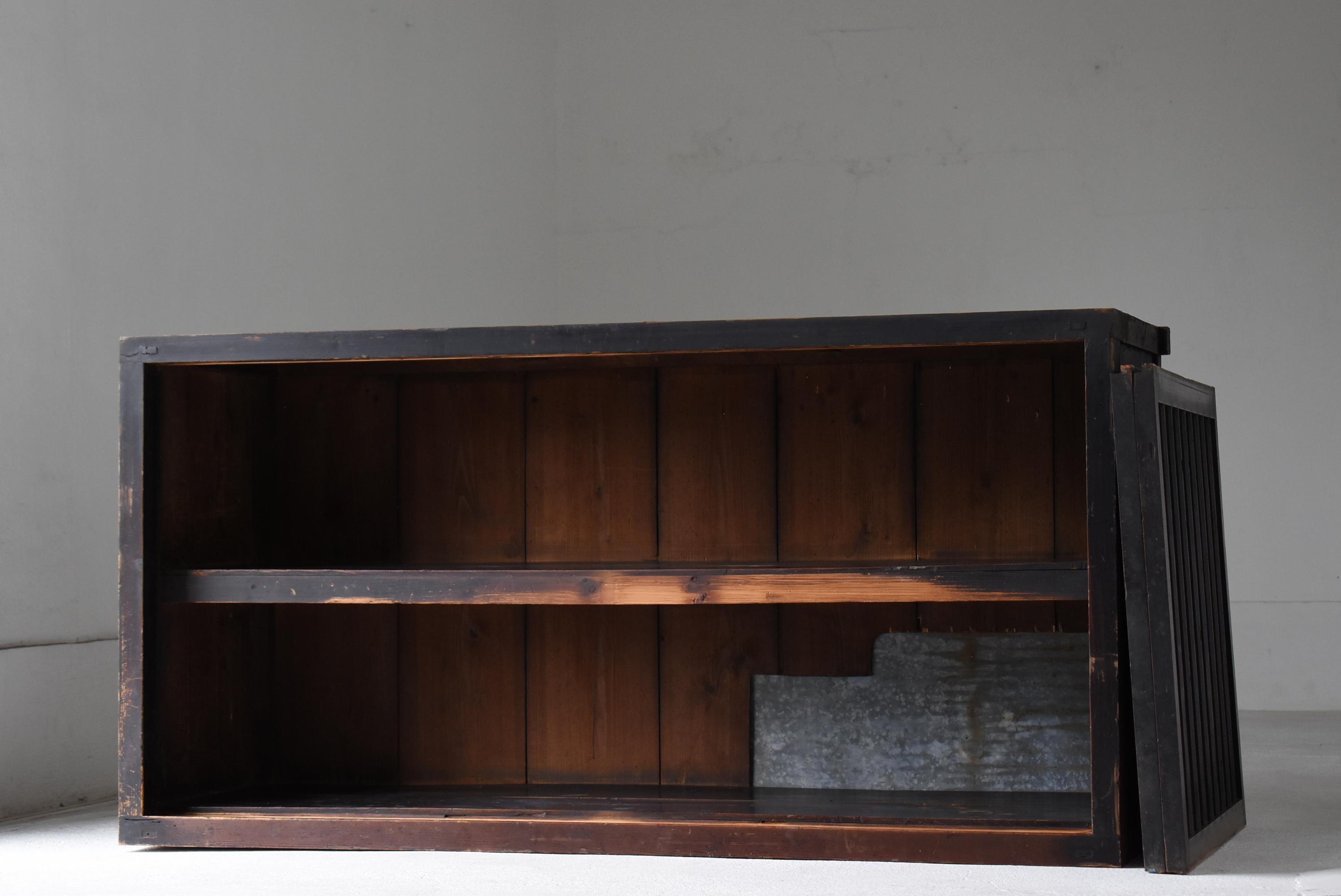 Japanischer antiker großer schwarzer Tansu 1860er-1900er Jahre / Sideboard-Schrank Wabisabi, Wabisabi im Angebot 1