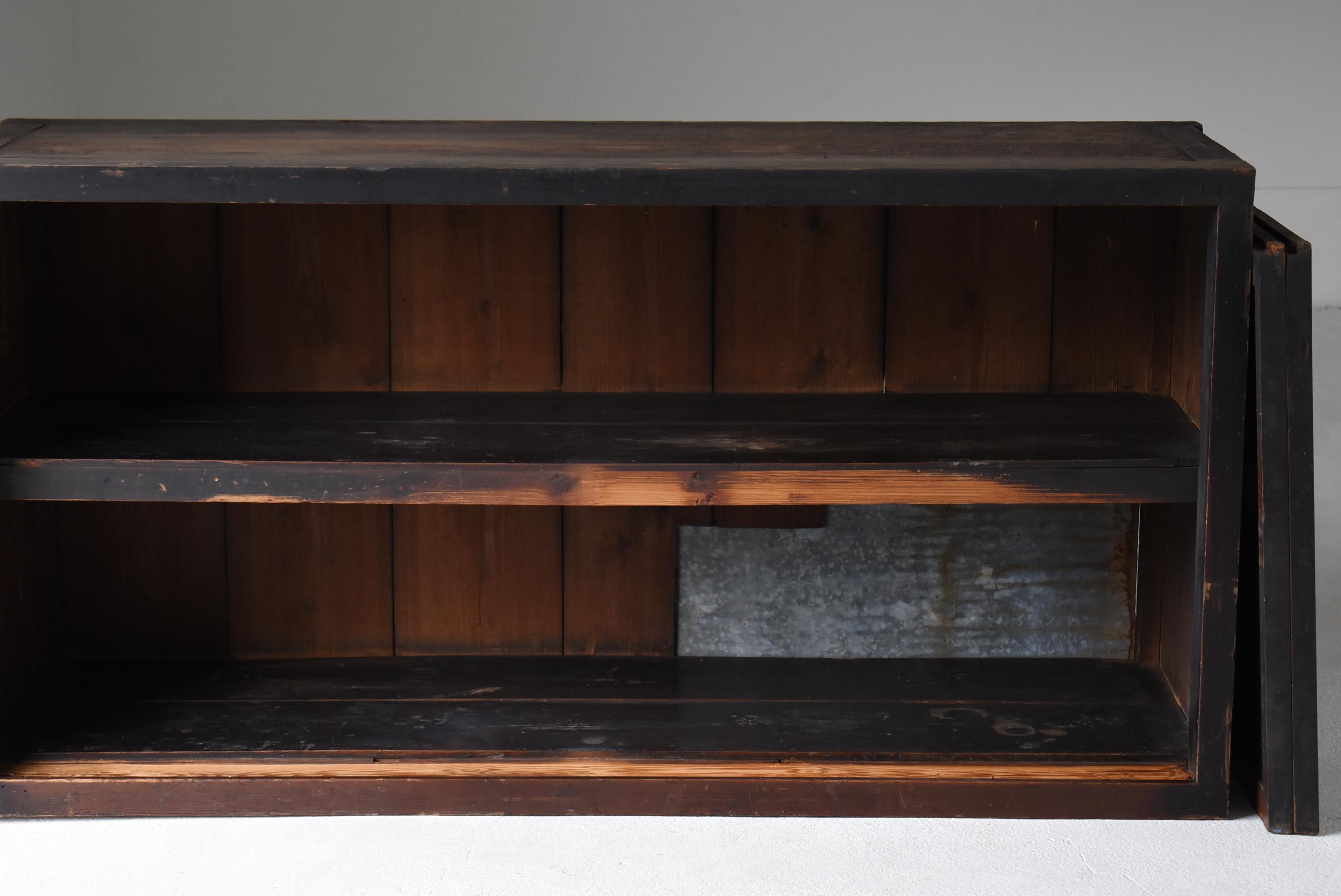 Japanischer antiker großer schwarzer Tansu 1860er-1900er Jahre / Sideboard-Schrank Wabisabi, Wabisabi im Angebot 2