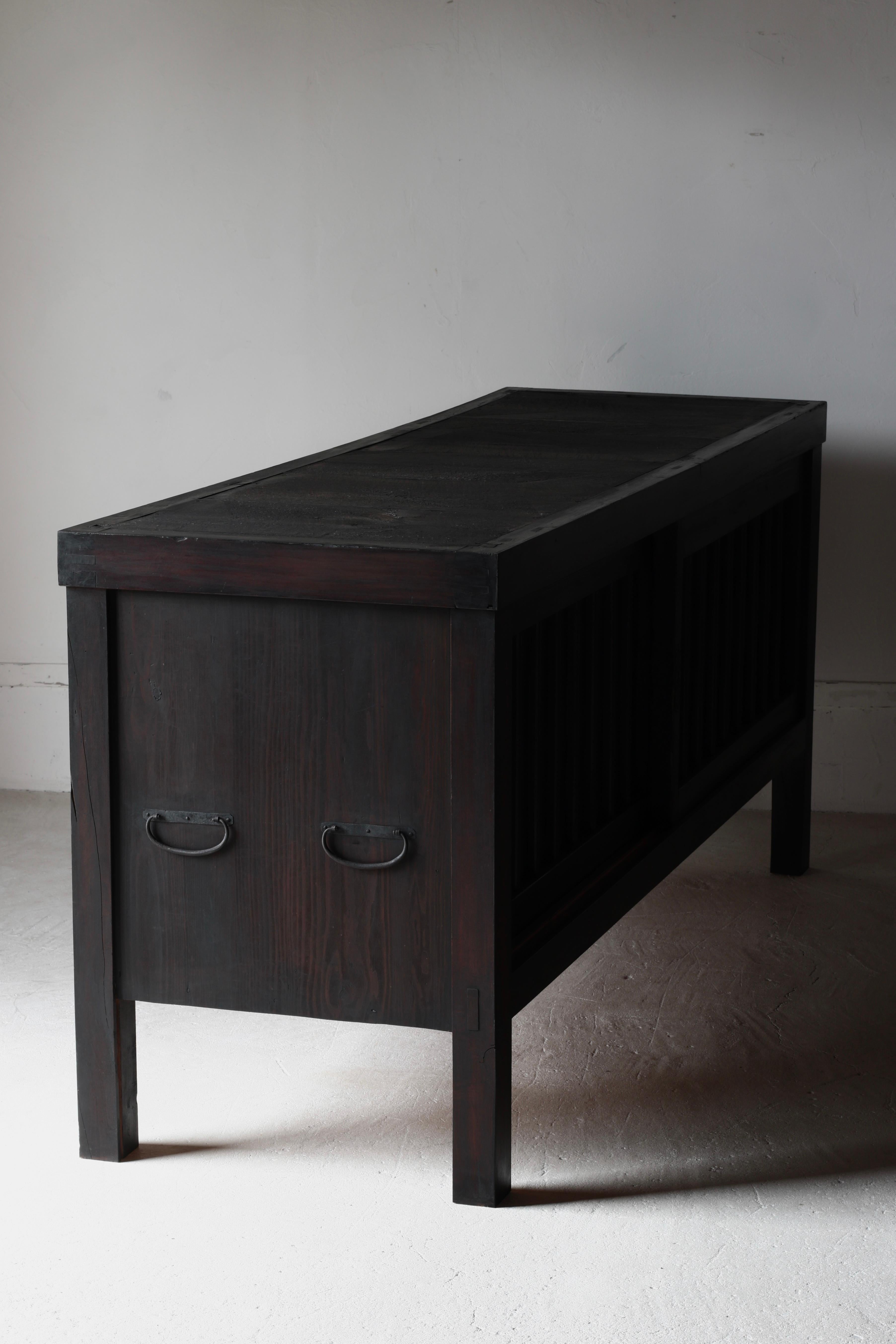 Antico Tansu nero di grandi dimensioni / Credenza / 1868-1912 Wabi-sabi giapponese in vendita 2
