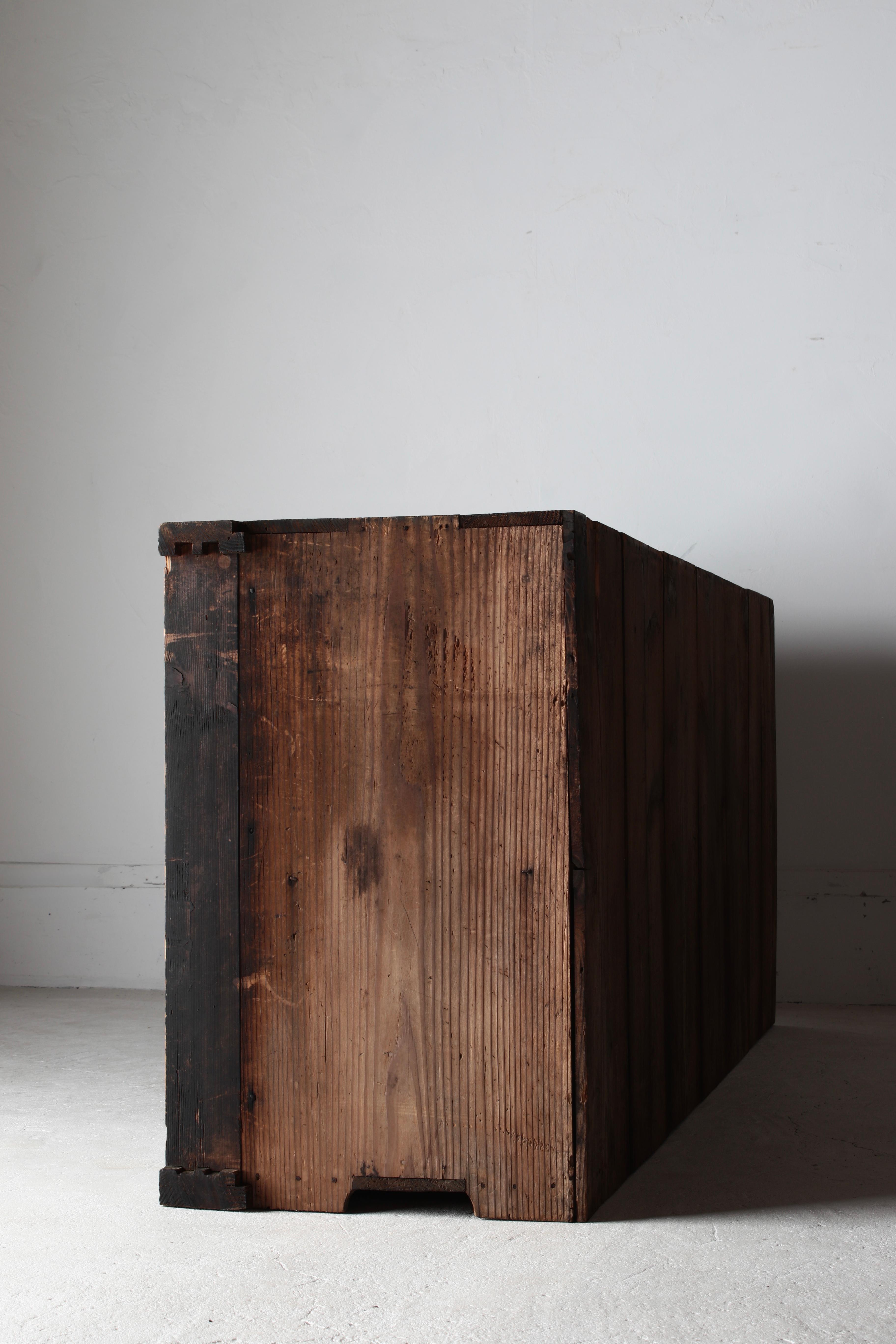 Antico Tansu nero di grandi dimensioni / Credenza / 1868-1912 Wabi-sabi giapponese 4