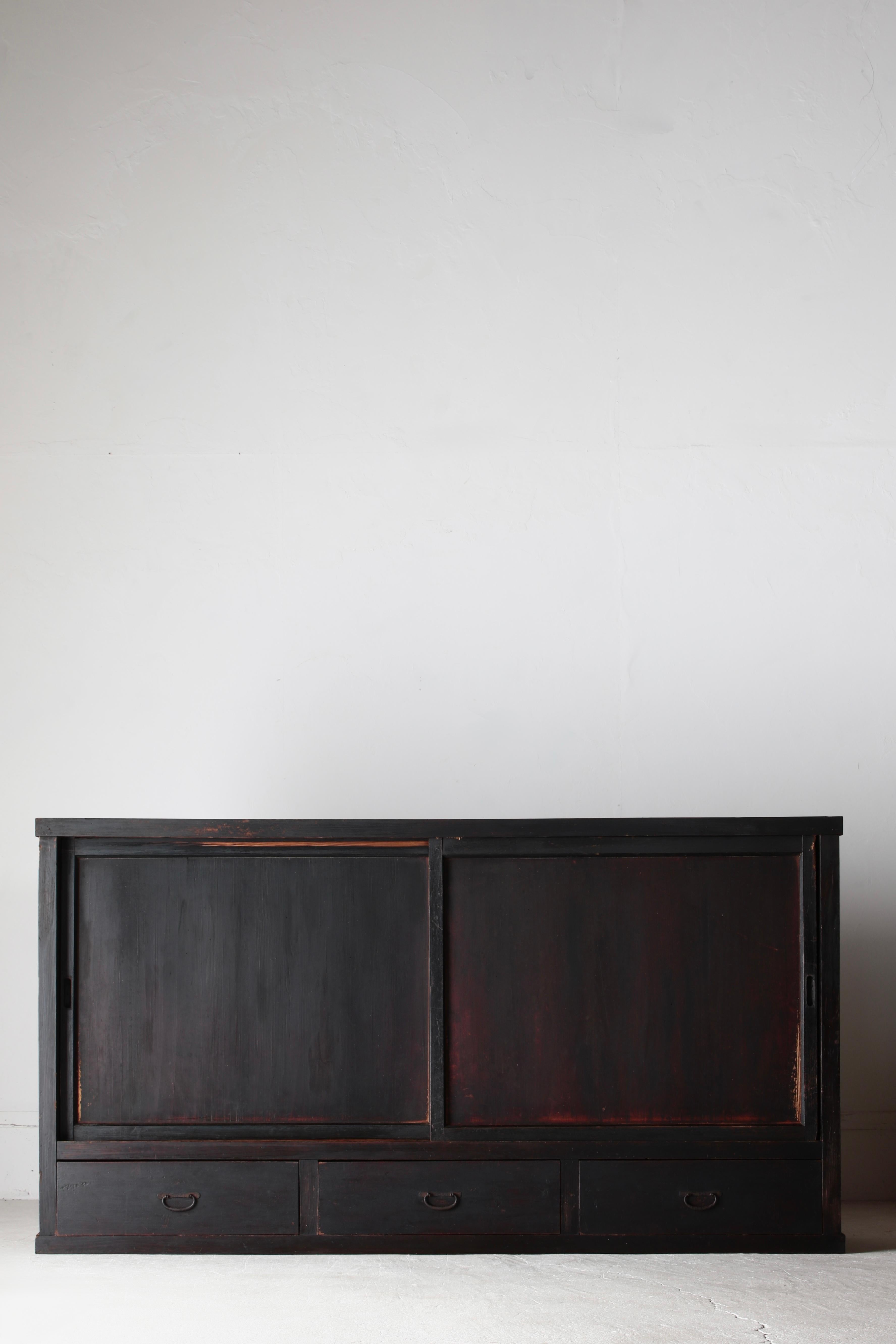 This is an old Japanese tansu.

It was used in the Tohoku region around the Meiji period, and is made primarily of pine and cedar.

It has an unusual design with a short depth and slim profile, so it takes up less space than typical units.

The