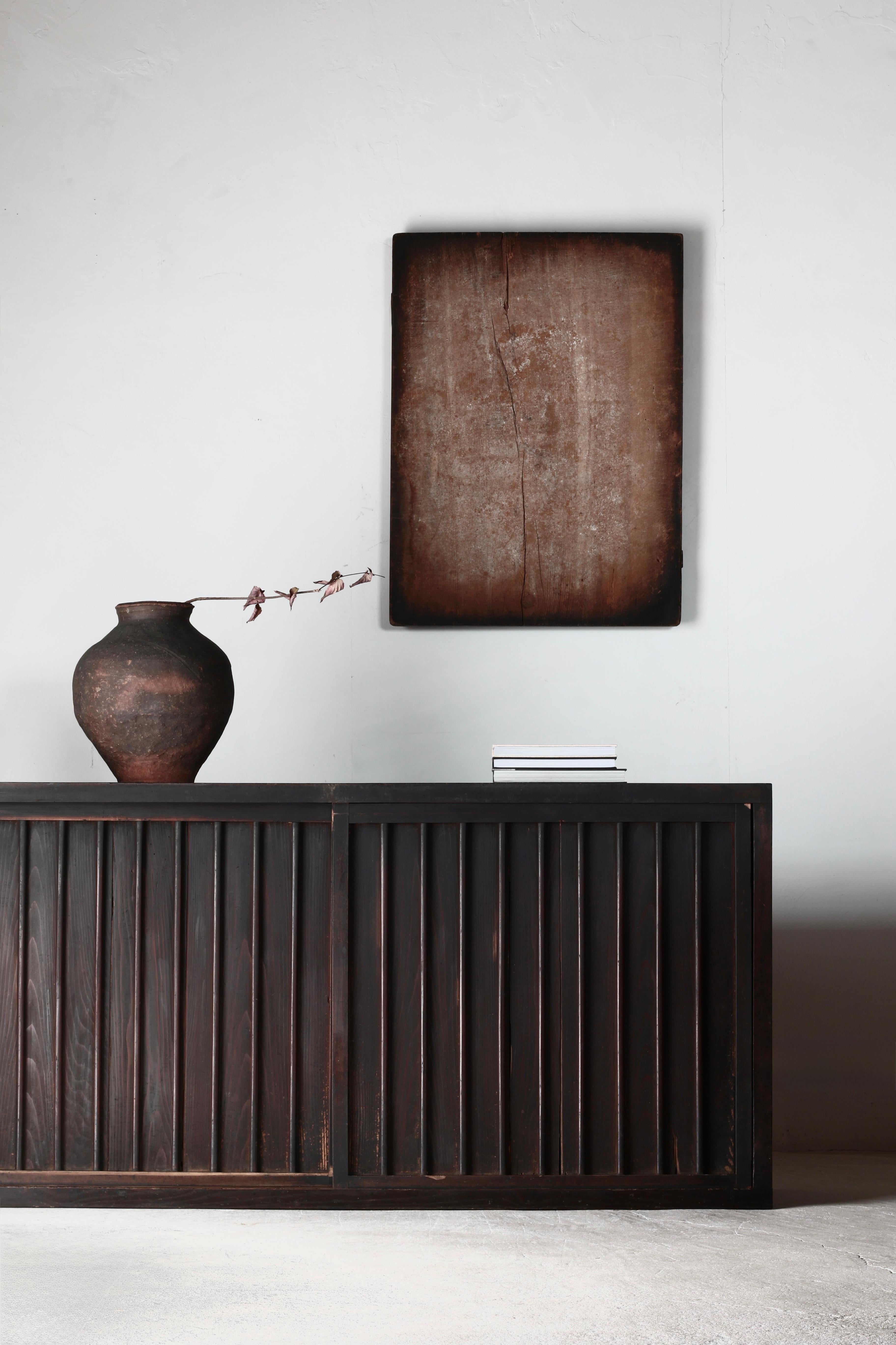 Se trata de un antiguo armario japonés.

Se utilizaba en la región de Tohoku en torno al periodo Meiji, y está hecho totalmente de cedro. Es ligero y fácil de manejar.

La puerta tiene un diseño sencillo con barras verticales espaciadas