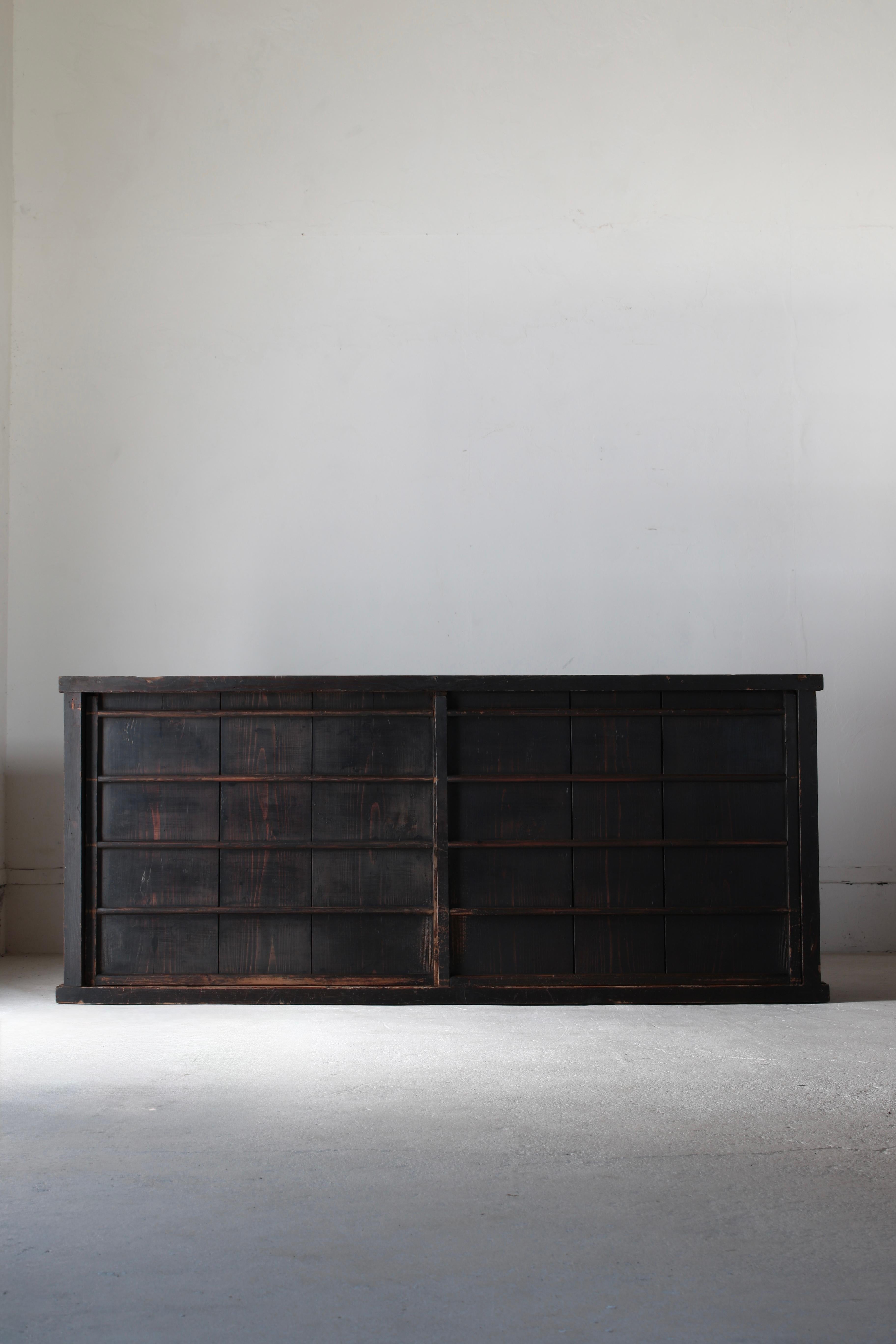 Antico Tansu nero di grandi dimensioni / Credenza / 1868-1912 Wabi-sabi giapponese 12