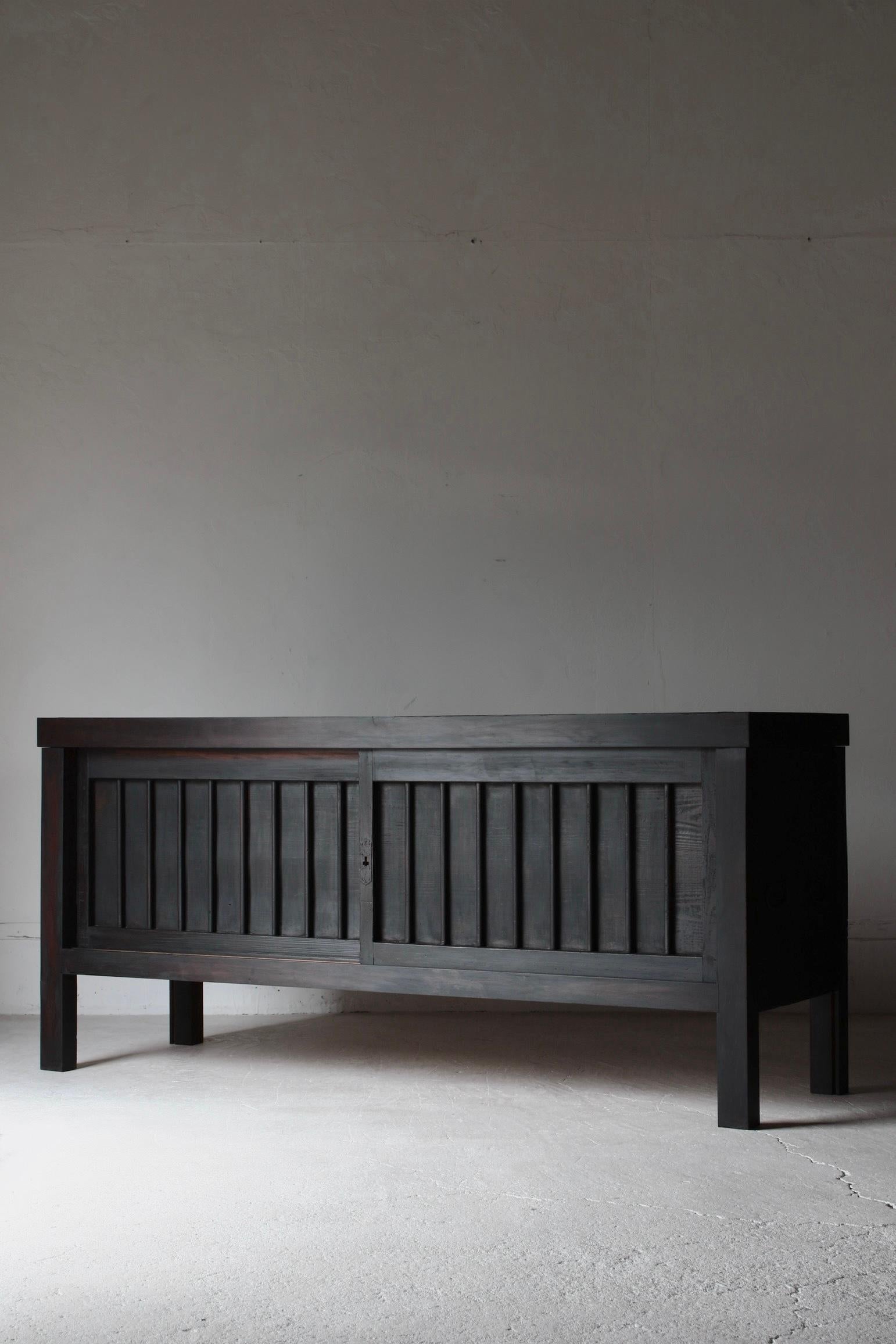 Meiji Antico Tansu nero di grandi dimensioni / Credenza / 1868-1912 Wabi-sabi giapponese in vendita