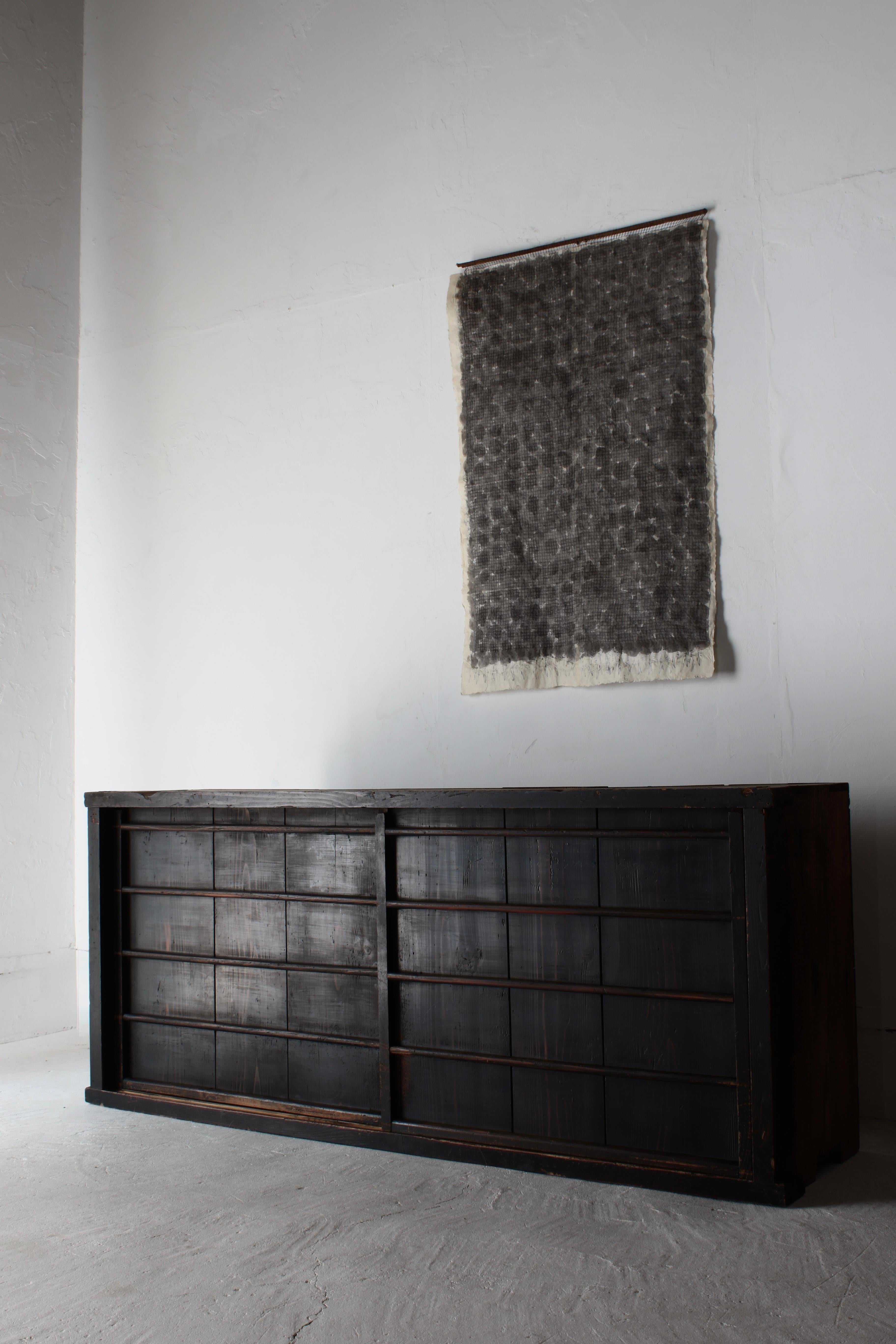 Meiji Antico Tansu nero di grandi dimensioni / Credenza / 1868-1912 Wabi-sabi giapponese