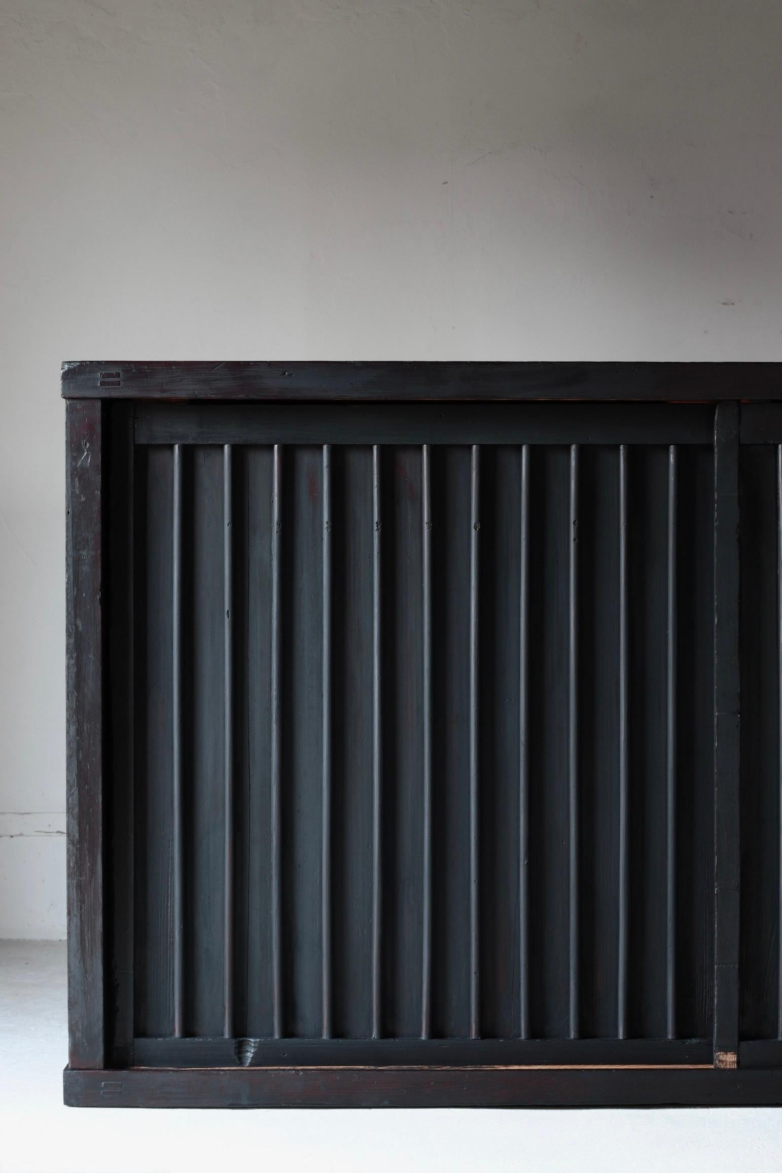 Antiguo Tansu Japonés Negro Grande / Aparador / 1868-1912s Wabi-sabi Carpintería en venta