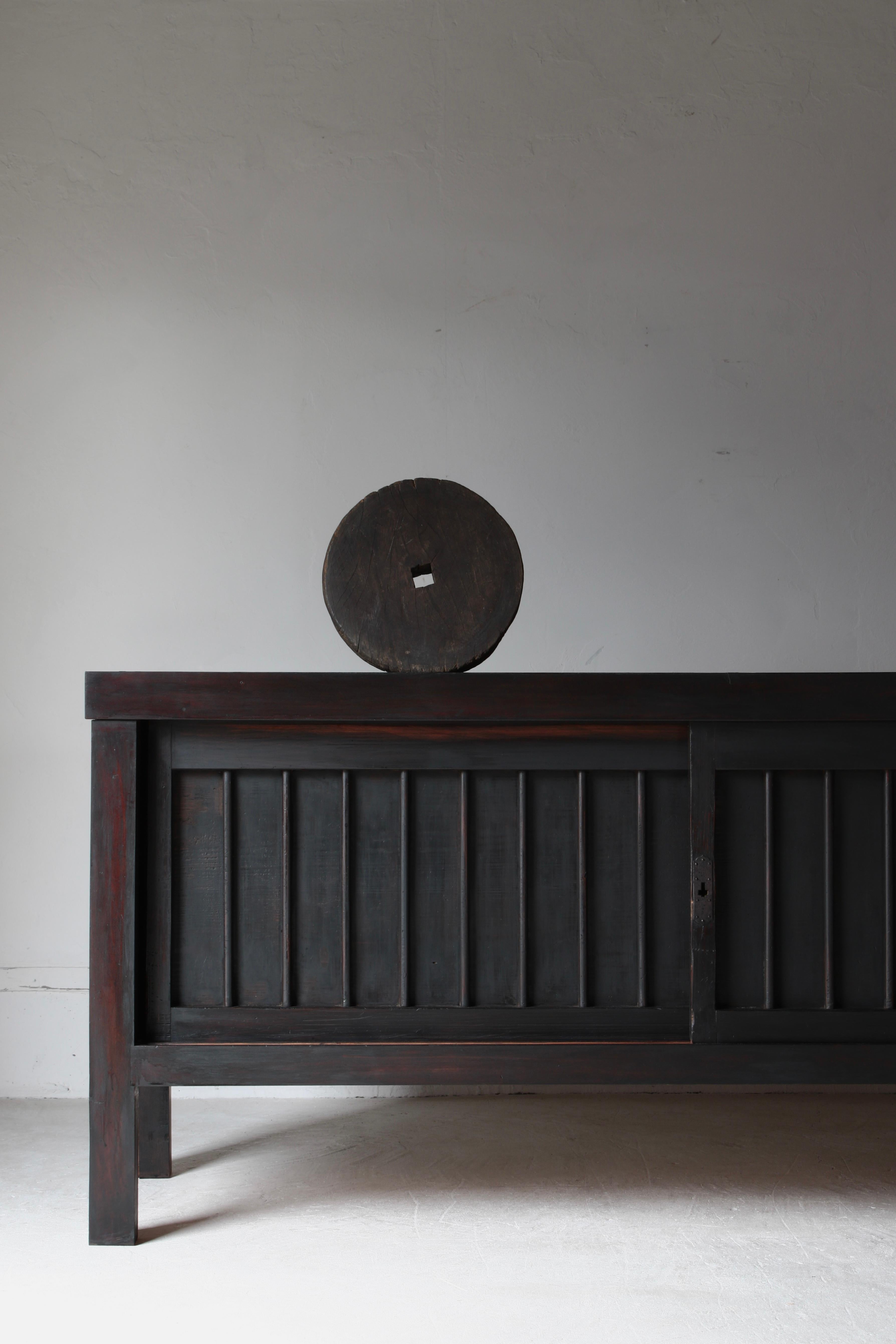 Giapponese Antico Tansu nero di grandi dimensioni / Credenza / 1868-1912 Wabi-sabi giapponese in vendita