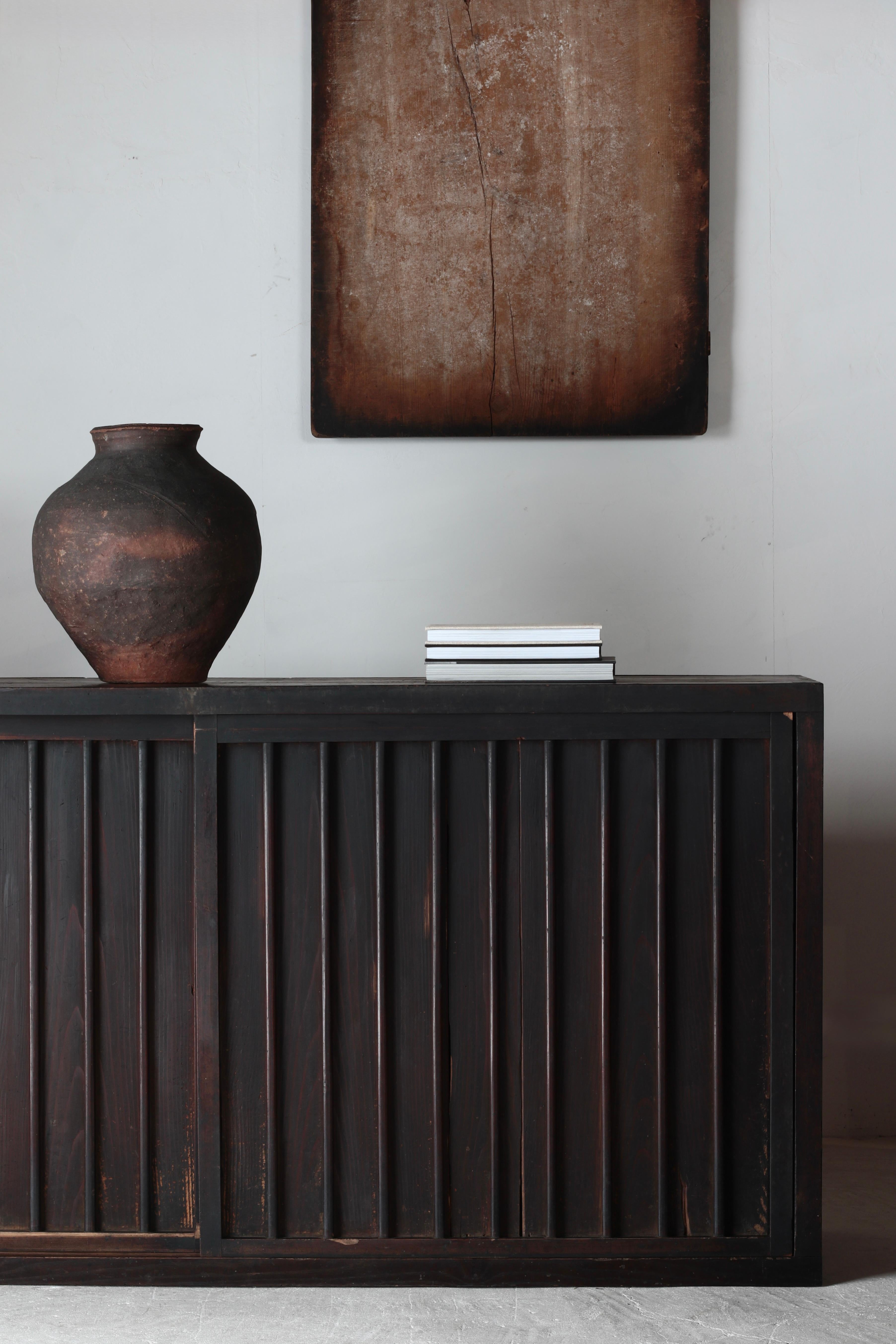 Antiguo Tansu Negro Japonés Grande / Aparador / 1868-1912s / Wabi-Sabi Carpintería en venta