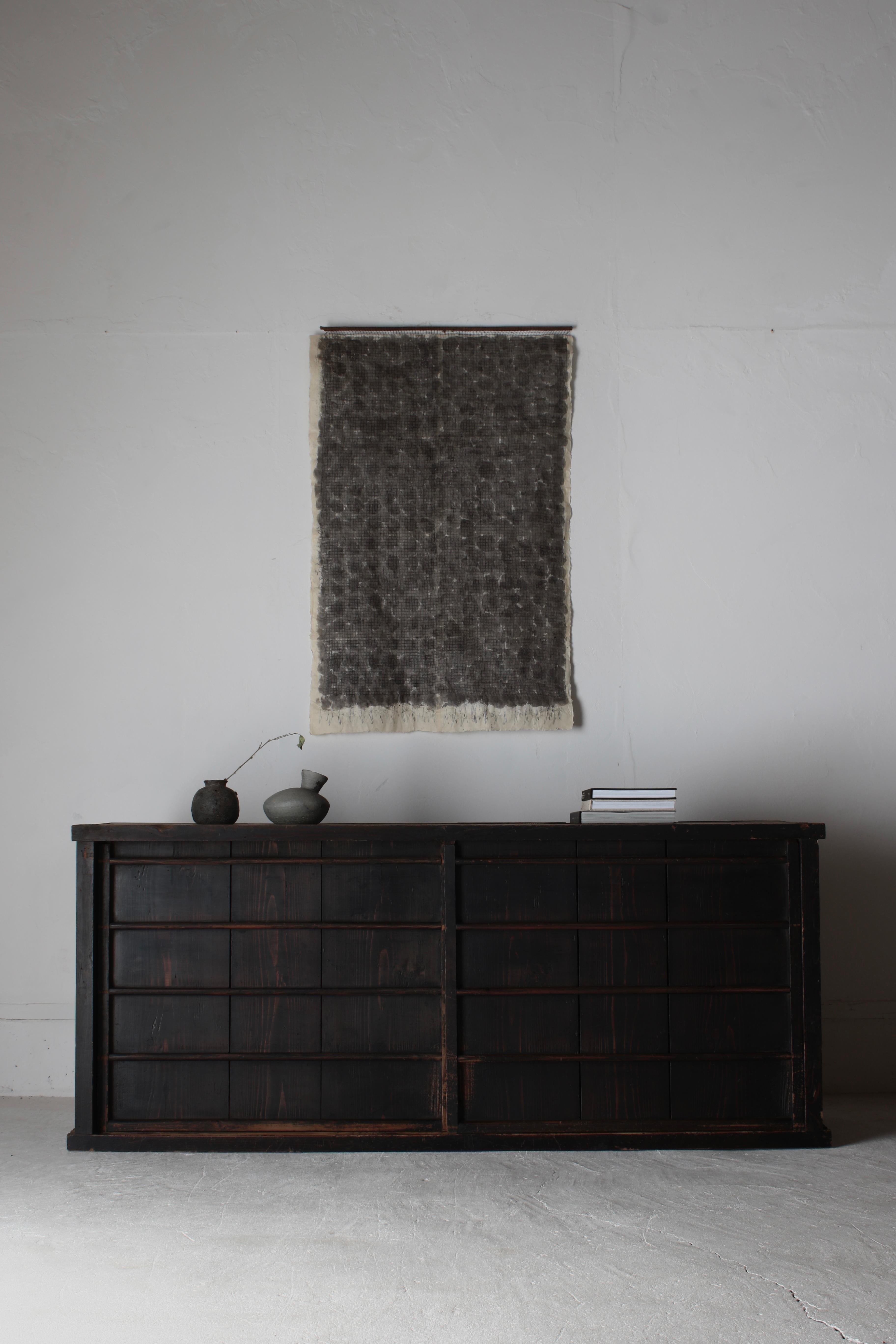 Falegnameria Antico Tansu nero di grandi dimensioni / Credenza / 1868-1912 Wabi-sabi giapponese